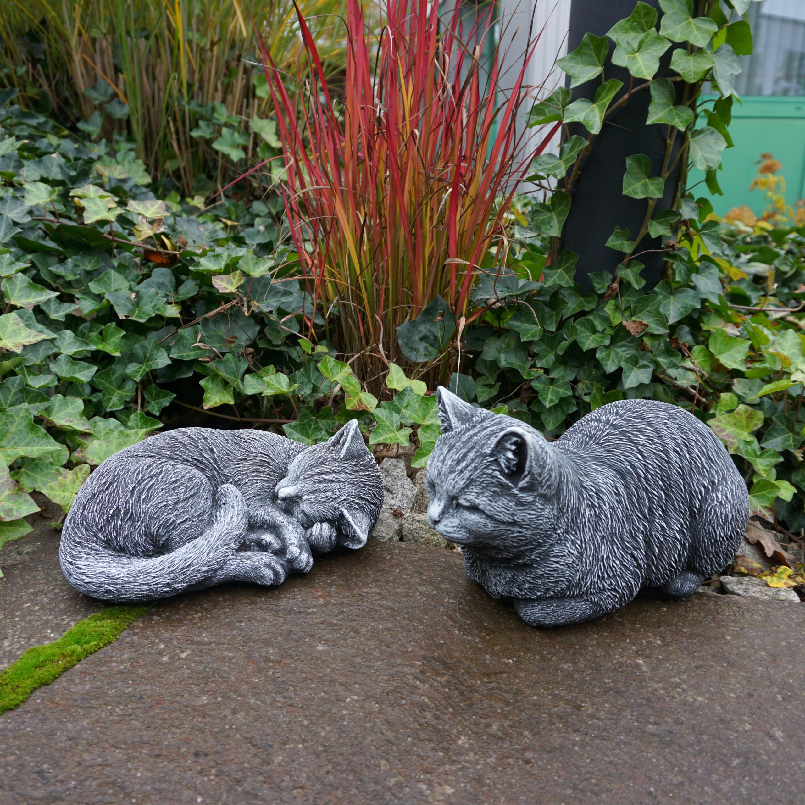 gartendekoparadies.de Masywne kamienne figurki kotów – zestaw w kolorze antycznym, wymiary: 35 x 20 x 17 cm i 28 x 22 x 11 cm, waga 9/7 kg z odlewu kamiennego, odporna na mróz (antyczna)