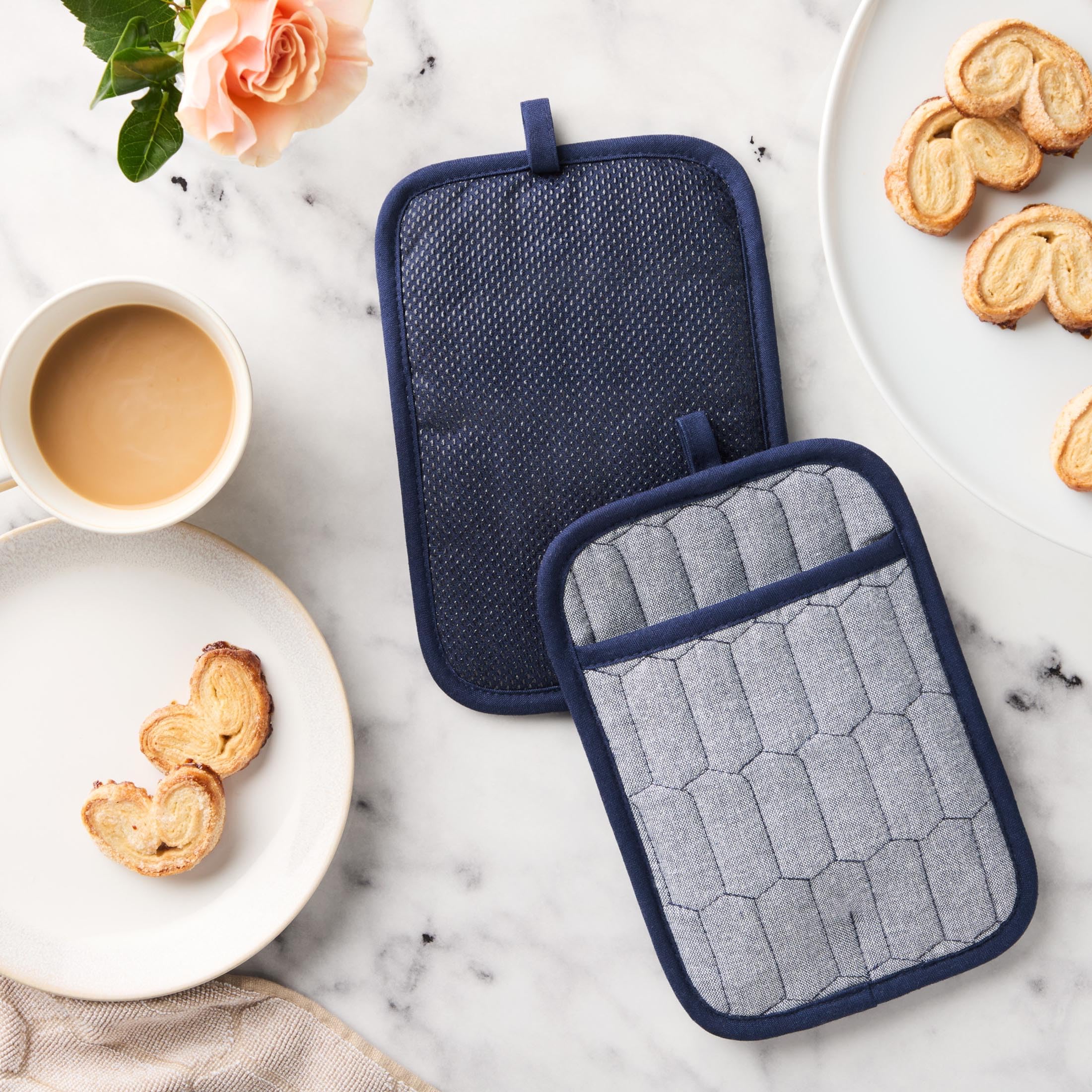 MARTHA STEWART Set di 2 presine trapuntate a nido d'ape in chambray, 100% cotone, impugnatura flessibile in silicone antiscivolo, resistente al calore, rosso, 17,8 x 25,4 cm