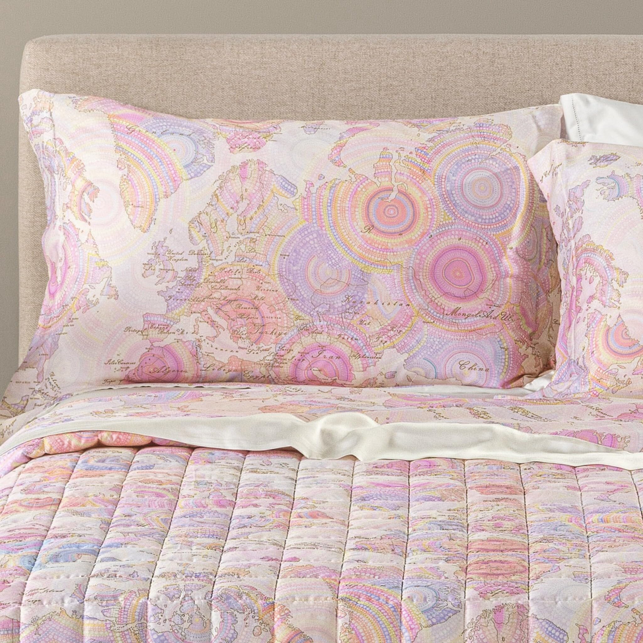 Completo Lenzuola Matrimoniale in Raso di Cotone Alviero Martini 1A Classe Geo Art – Set Letto 250x290, Sotto con Angoli 180x200 h28, 2 Federe 50x80 a 3 Volant – Made in Italy