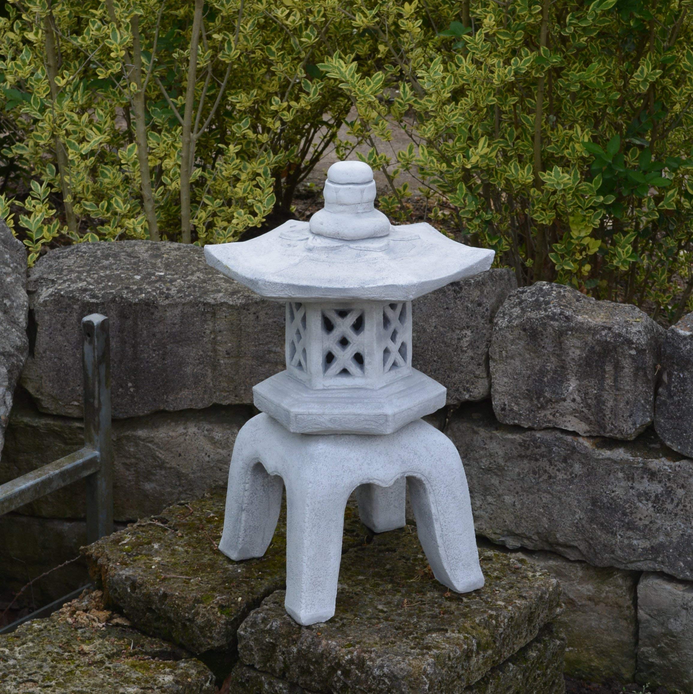 gartendekoparadies.de Yukimi Japanische Steinlaterne aus Steinguss, Grau, Frostsicher für Außenbereich, H. 55 cm, 25 kg