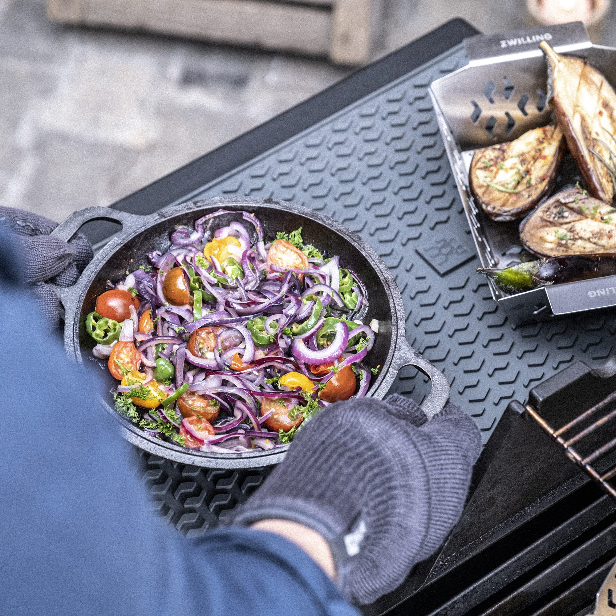 ZWILLING BBQ+ Silikon-Schutzmatte, hitzebeständige Grillwerkzeugmatte mit Rutschfester Oberfläche, lässt Sich zur einfachen Aufbewahrung zusammenrollen, spülmaschinenfest, 45 x 31 cm Grillstation