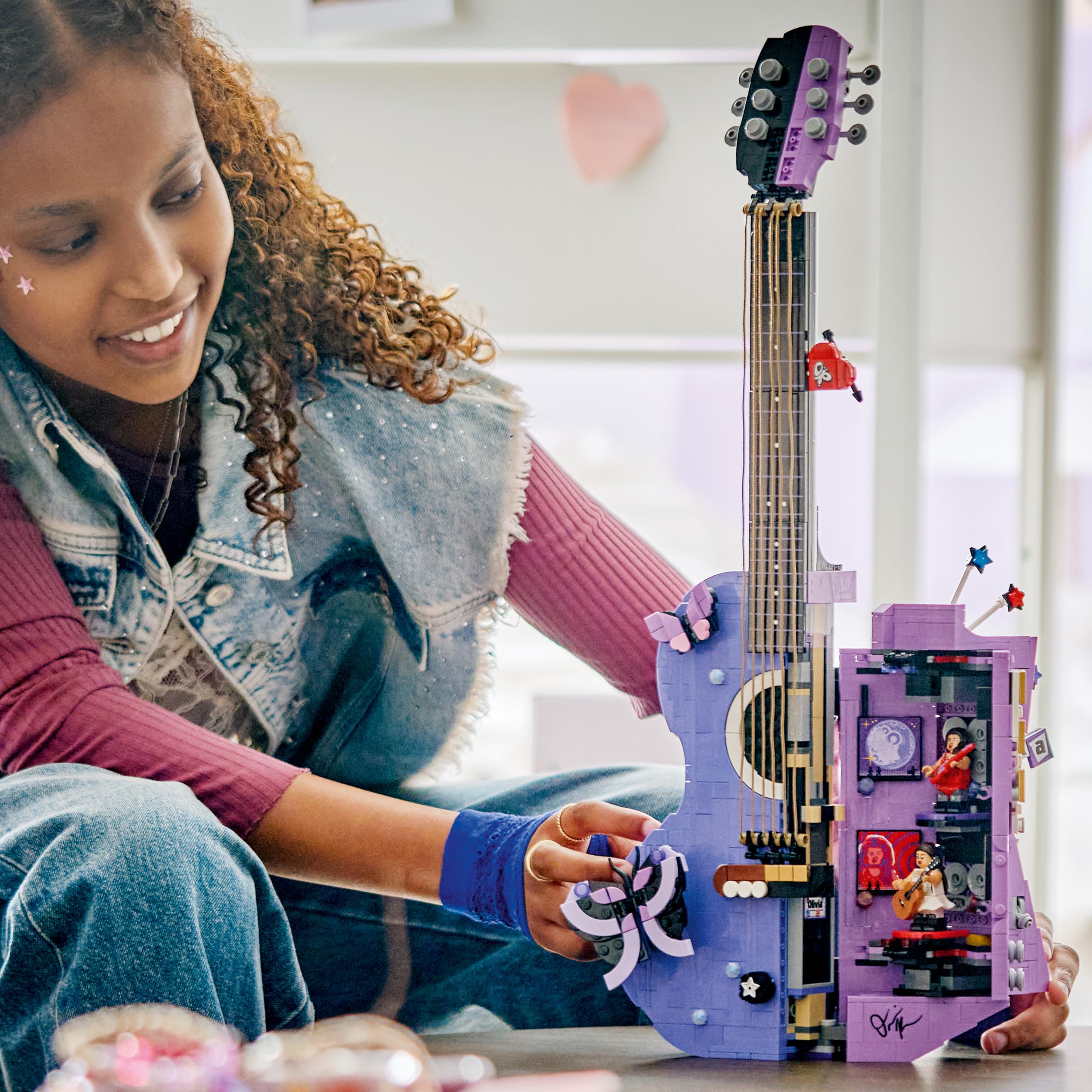 LEGO Editions Olivia Rodrigos Gitarre - 3D Modellbau mit 2 Minifiguren, Sternen & Schmetterlingen - Zimmer Deko - Musik Geschenk für Mädchen, Jungen ab 14 Jahren und Teenager Fans - 43031