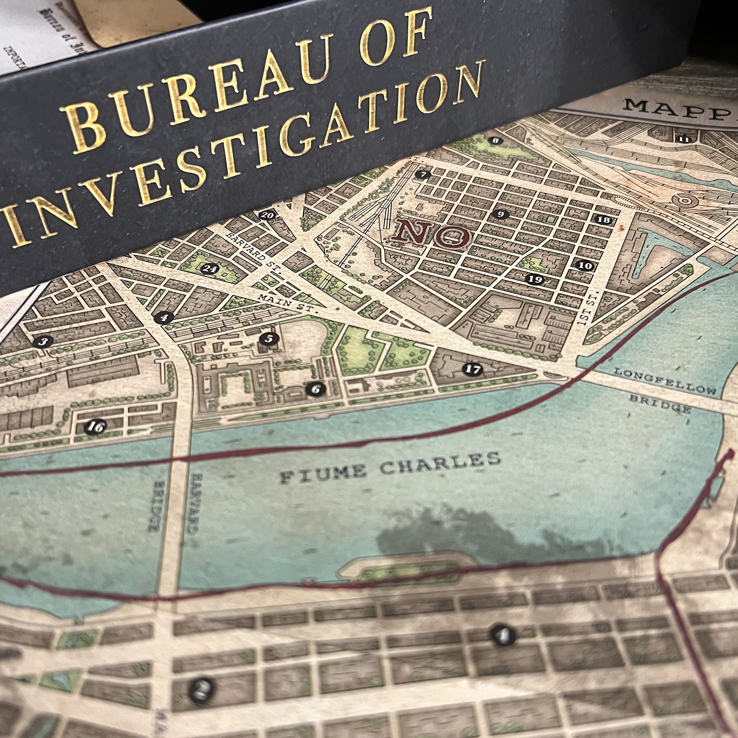 Asmodee - Sherlock Holmes Consulente Investigativo: Bureau of Investigation Indagini ad Arkham e Altrove - Gioco da Tavolo Investigativo, 1-8 Giocatori, 14+ Anni, Edizione in Italiano