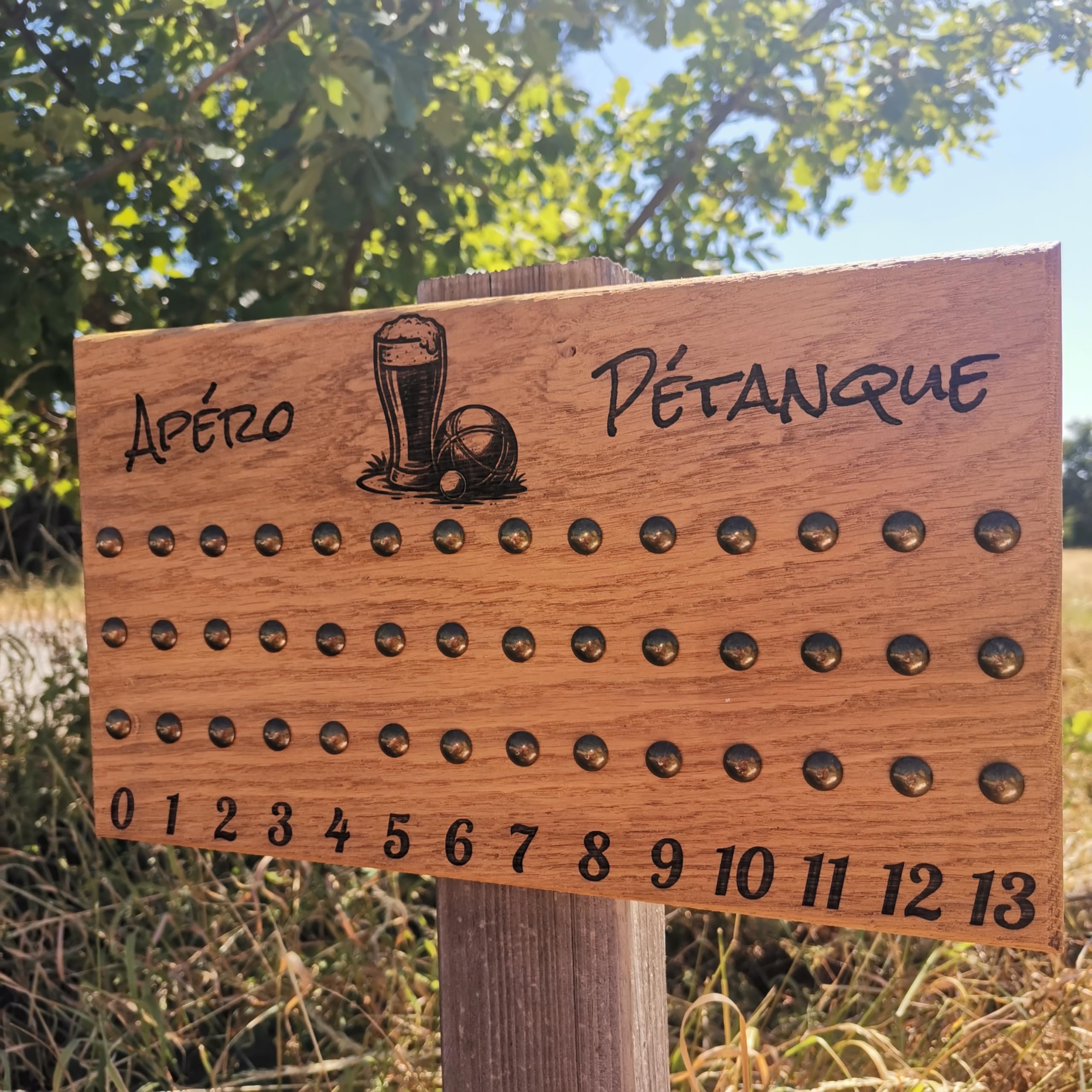Tit'Adel Tableau de Score pétanque 3 Joueurs avec pions aimantés – Compteur de Points en Bois Massif – Fabrication Artisanale en chêne – Personnalisable – Idée Cadeau pétanque