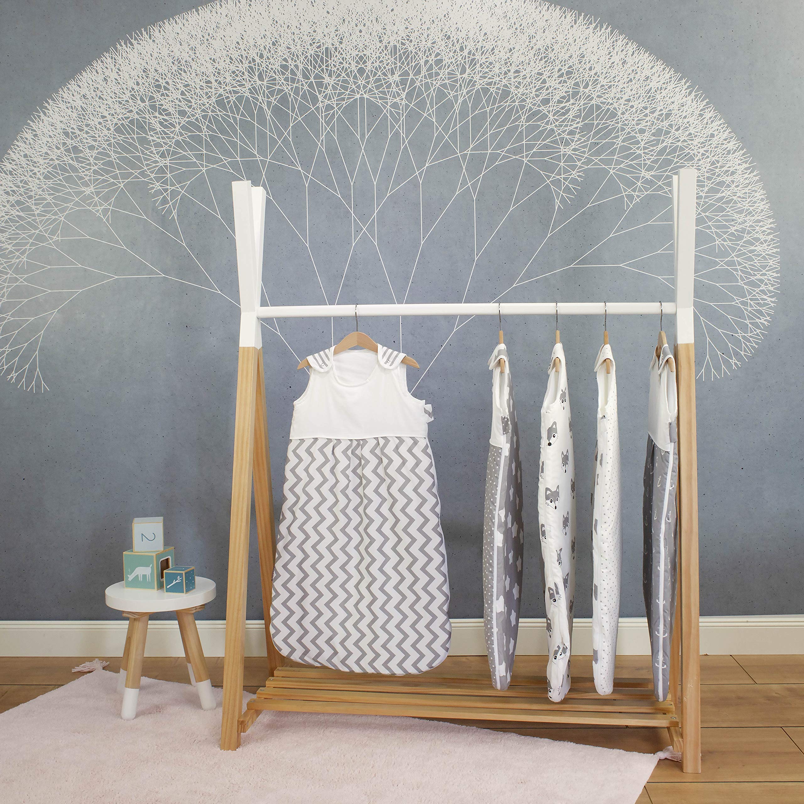 Puckdaddy - Perchero Infantil Hugo 115 x 50 x 142 cm de Pie - Madera Maciza de Pino, Diseño Tipi Blanco Natural - Colgador de Ropa con Zapatero para la Habitación Infantil y del Bebé