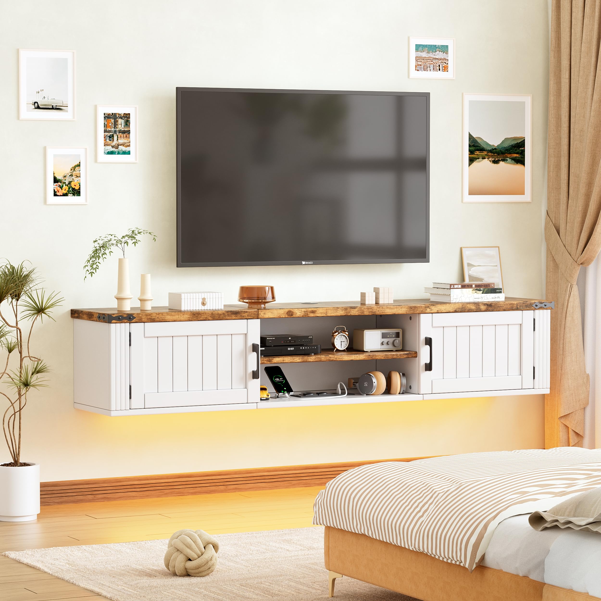 Mobile Porta TV Sospeso con Striscia di Alimentazione e Luci LED, Mobiletto TV a Muro Stile Rustico Farmhouse, Console Multimediale Fluttuante con Ante per Soggiorno, Bianco e Legno