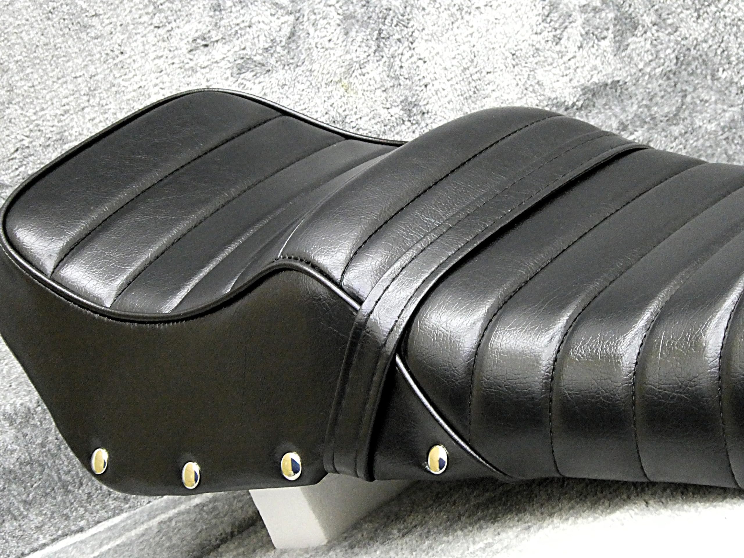 Amazon | ザリ 鋲打ち 黒皮 タックロールシート /完成品BLACKブラック