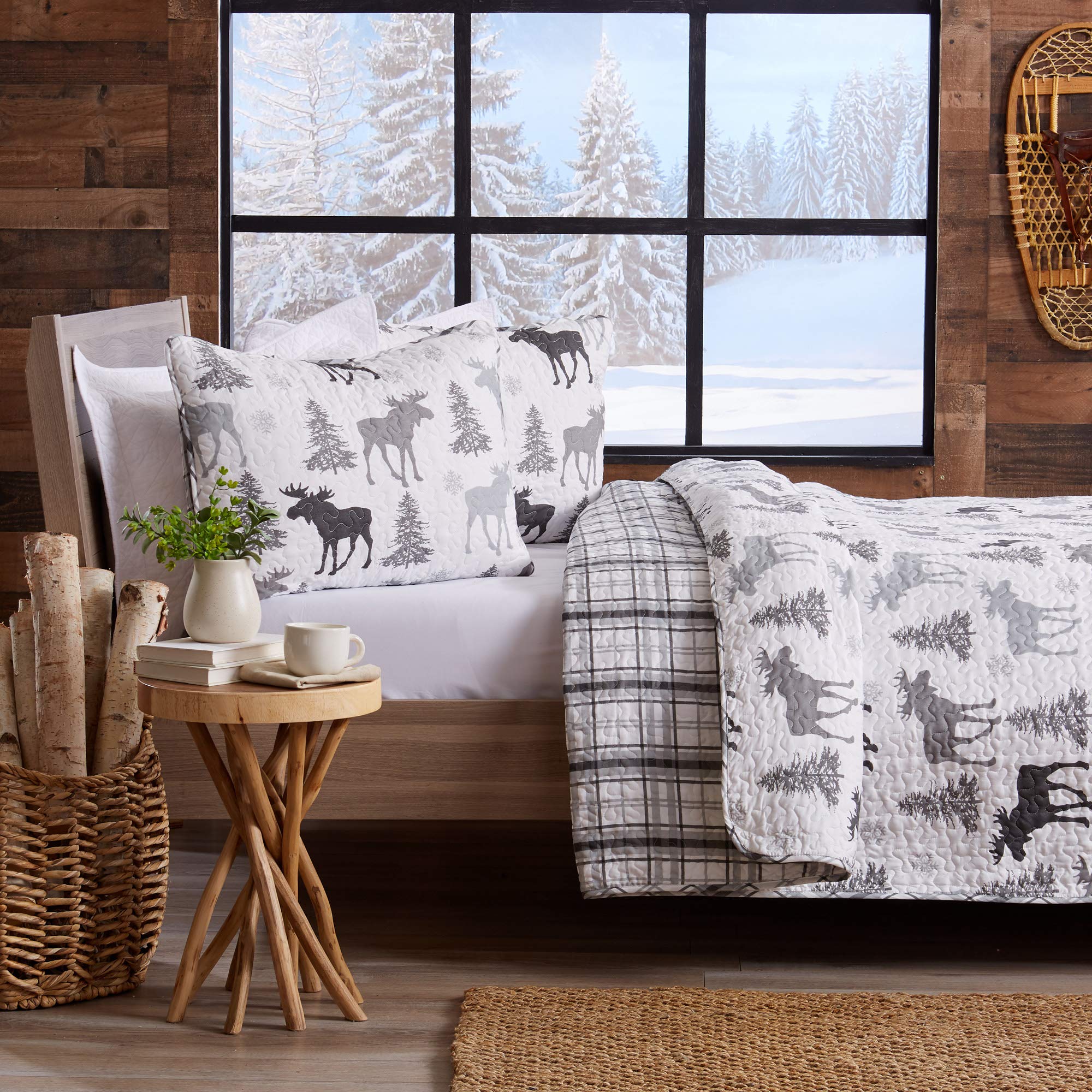 Great Bay Home Lodge Bedspread King Size Quilt with 2 Shams. Cabin 3-Piece Reversible All Season Quilt Set. Rustic Quilt Coverlet Bed Set. Wilderness Collection (Moose - Grey)