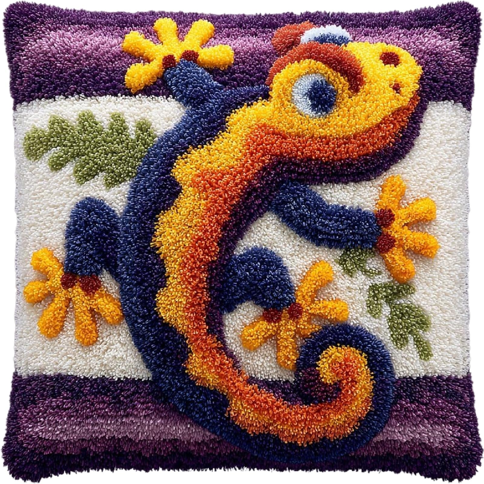 ZUHK Latch Hook Pillow Kit 43x43cm- Pre-Printed Animal Pattern, DIY Craft for Adults and Beginners,fit for Home Sofa Decoration (Gecko)