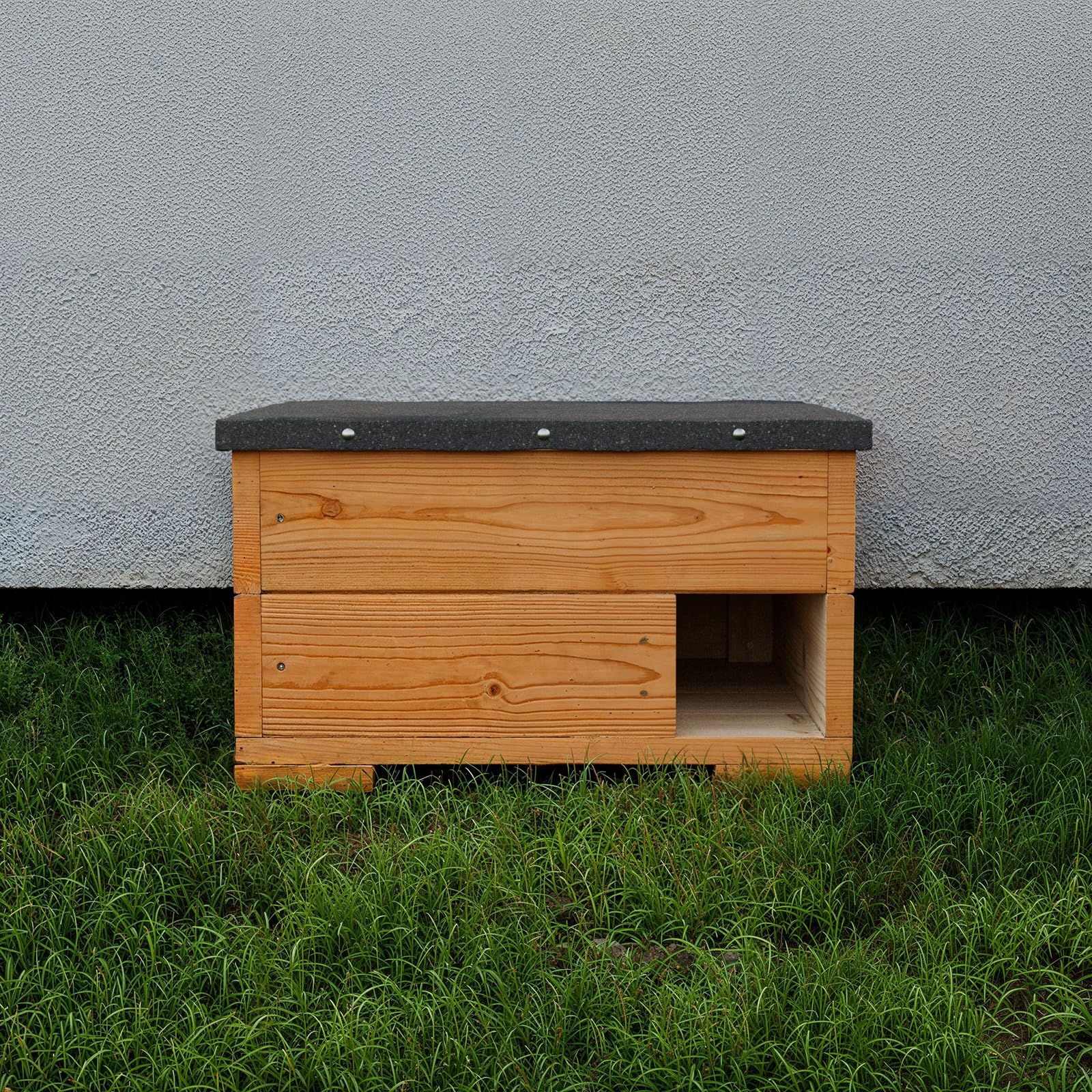 QLS Igelhaus aus Holz mit abnehmbarem Dach 45 x 45 cm Natur | Imprägnierte Konstruktion mit 2 cm starken Brettern. Höhe 27 cm, Eingangsöffnung 11 x 11 cm für geschützte Rückzugsplätze