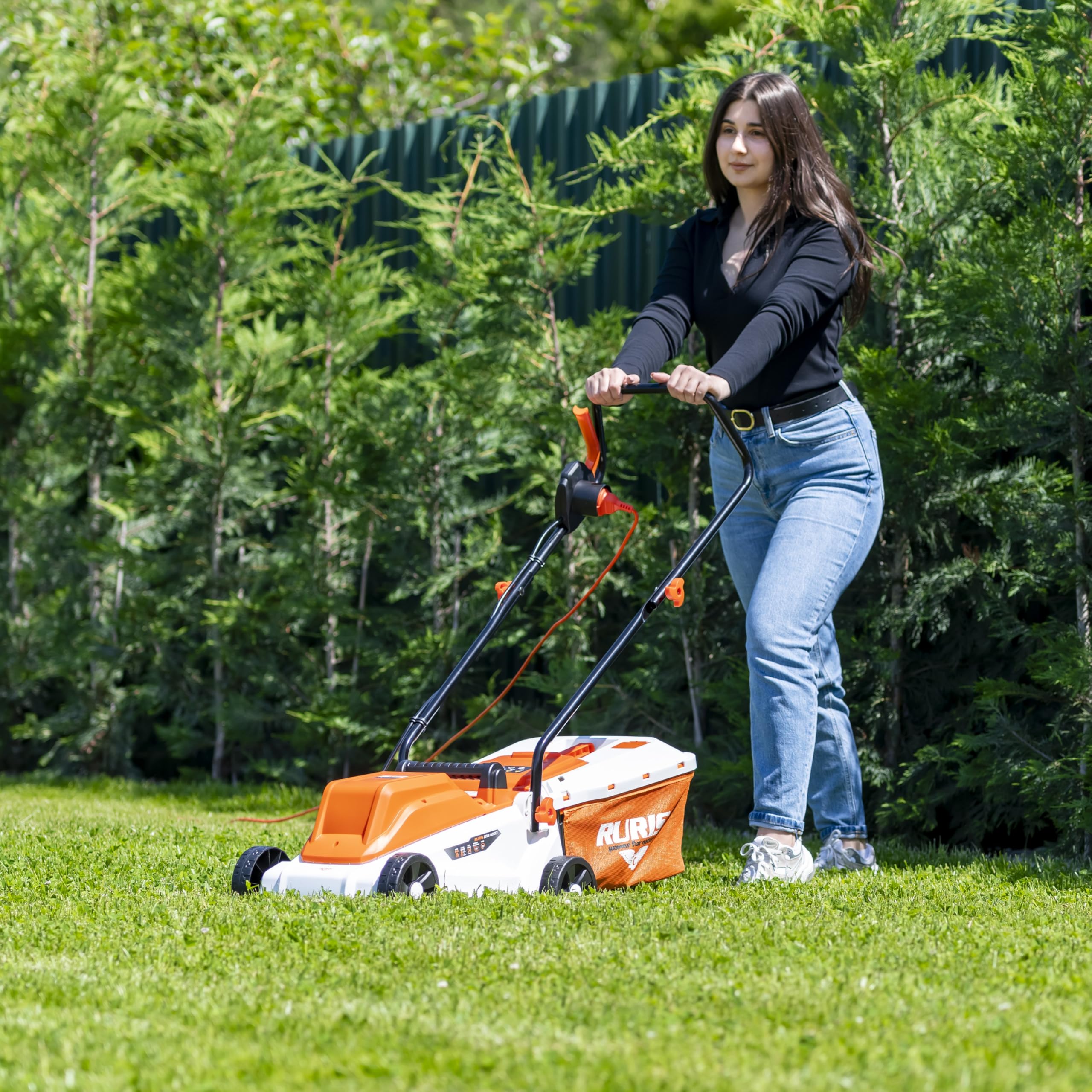 RURIS Tondeuse à Gazon Électrique RXE1200 1200W, Largeur de Coupe 320 mm, Hauteur Réglable 25/45/60 mm, Bac de Ramassage 30 L, 3100 TR/Min, Orange