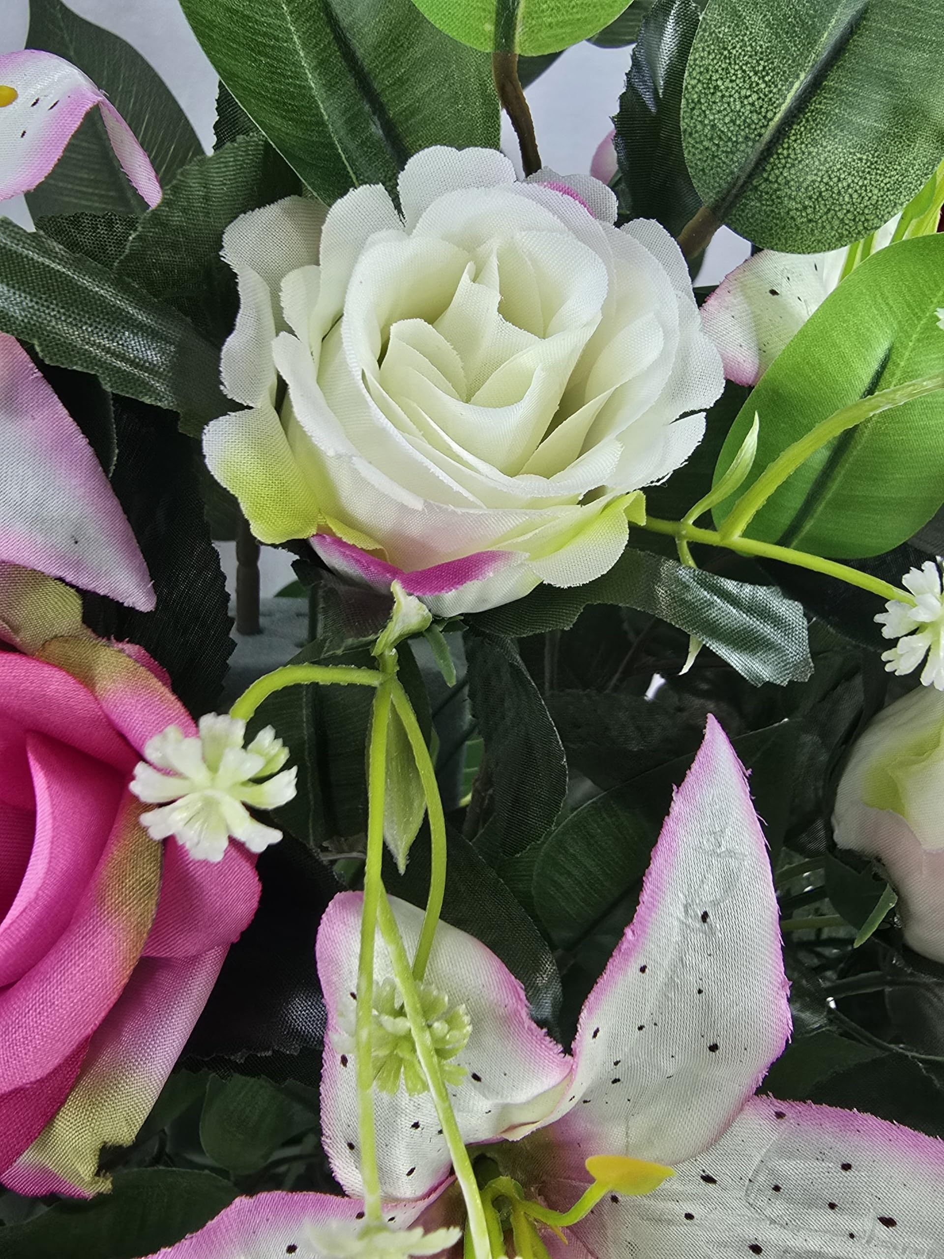 DRW Centro de Flores Artificiales Cementerio procesiones, Iglesias Bodas o sepulturas Morado y Blanco con capullos, liliums y Rosas 54x32x65