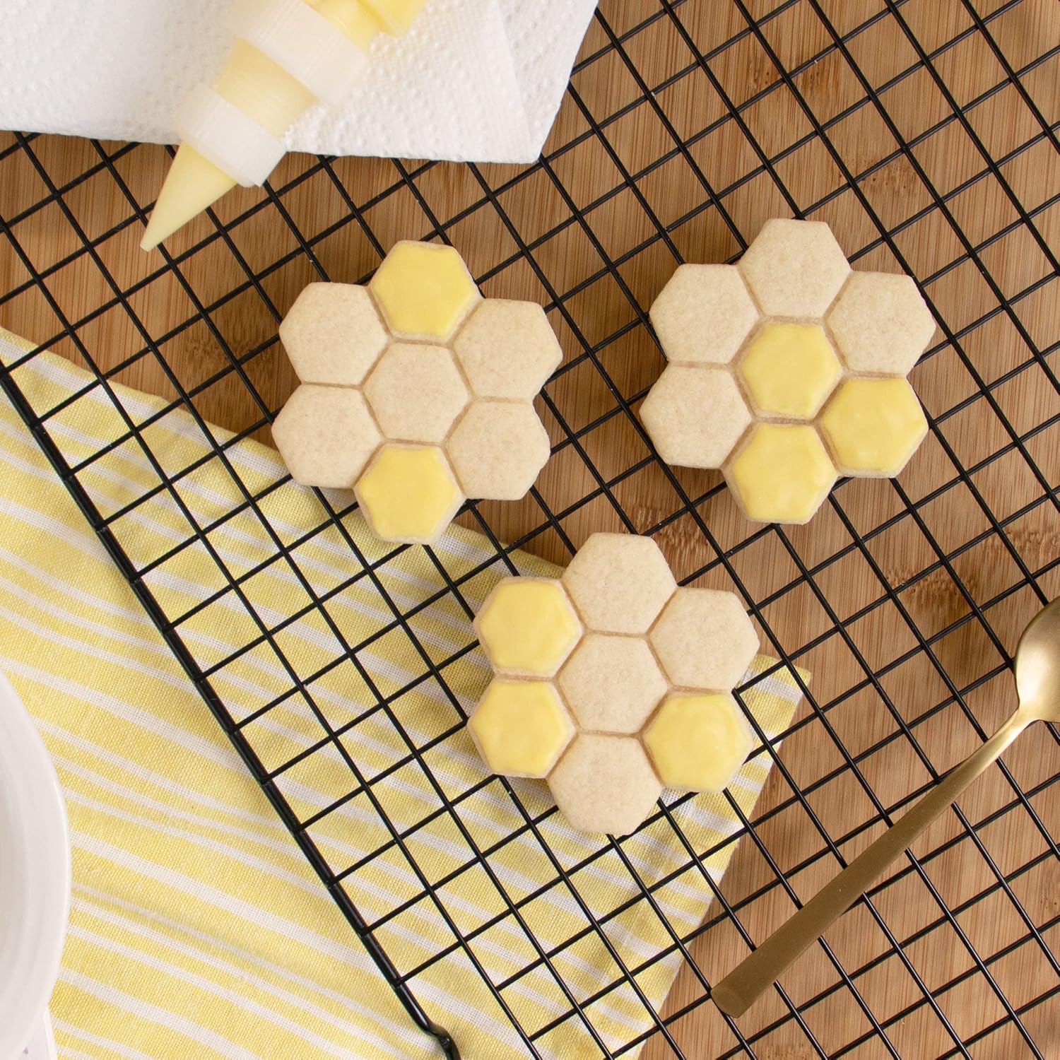 Set of 2 Realistic Honey Bee cookie cutters (Designs: Honeycomb and Realistic Bee), 2 pieces - Bakerlogy