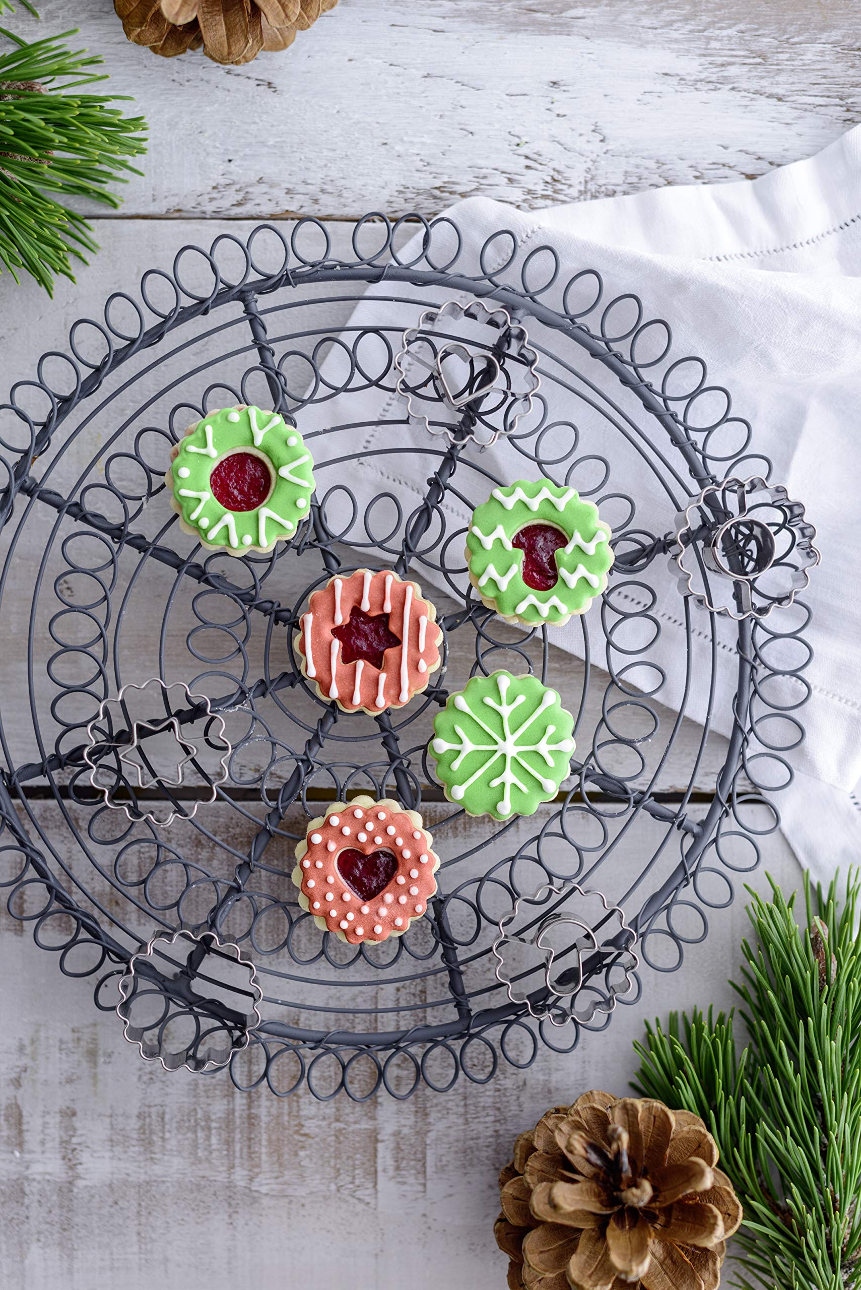 Dr. Oetker 15er Mini-Linzer Ausstecher-Set, Ausstechformen für Weihnachten, hochwertige Ausstecher für Plätzchen, Kekse und Fondant, vielfältige Motive (Farbe: Silber), Menge: 1 x 15er Set