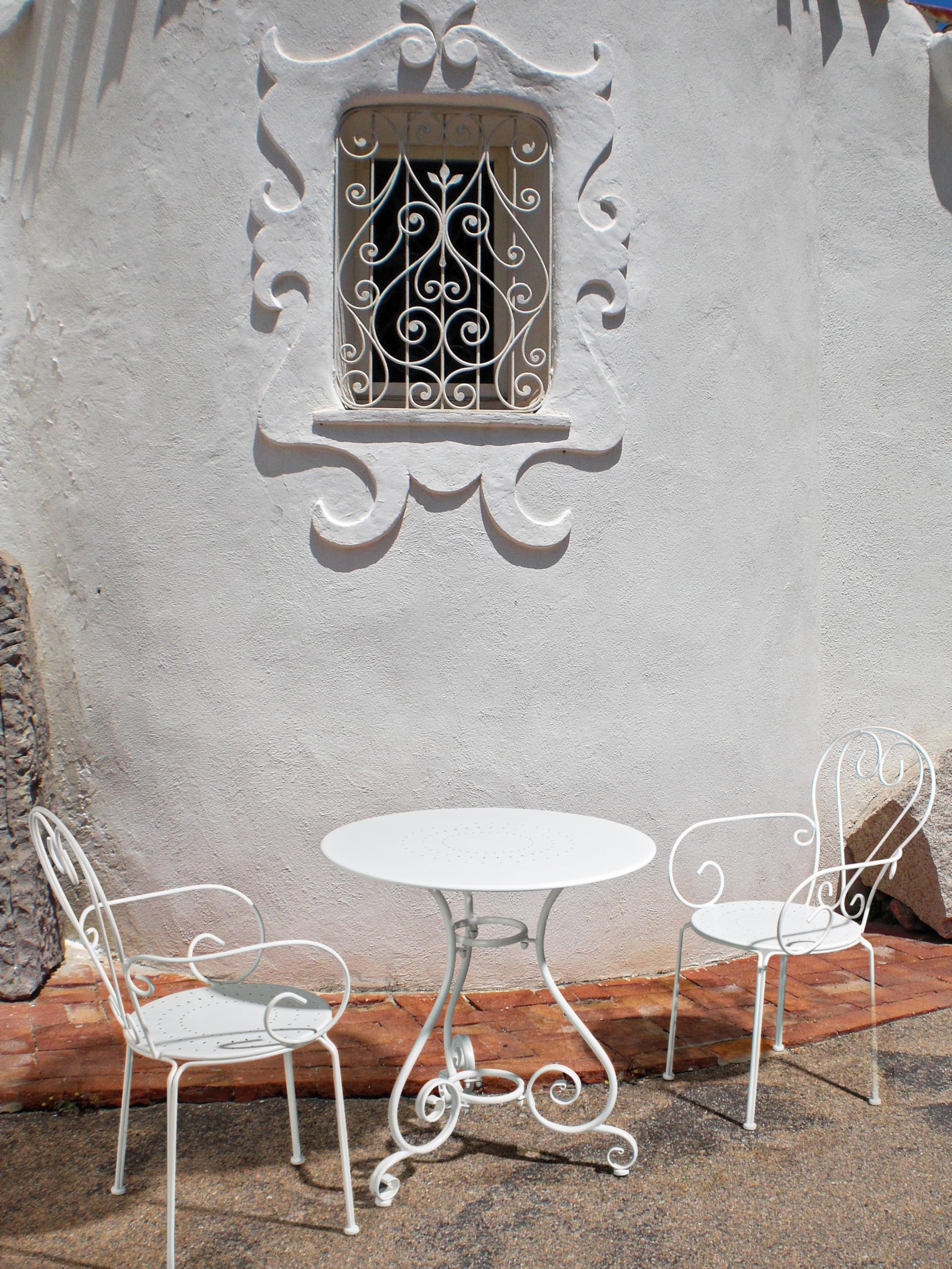 Decor Space Set Etienne Tavolino Ø 70 cm con 2 poltrone colorate in acciaio per giardino e bar finitura opaca (Antracite)