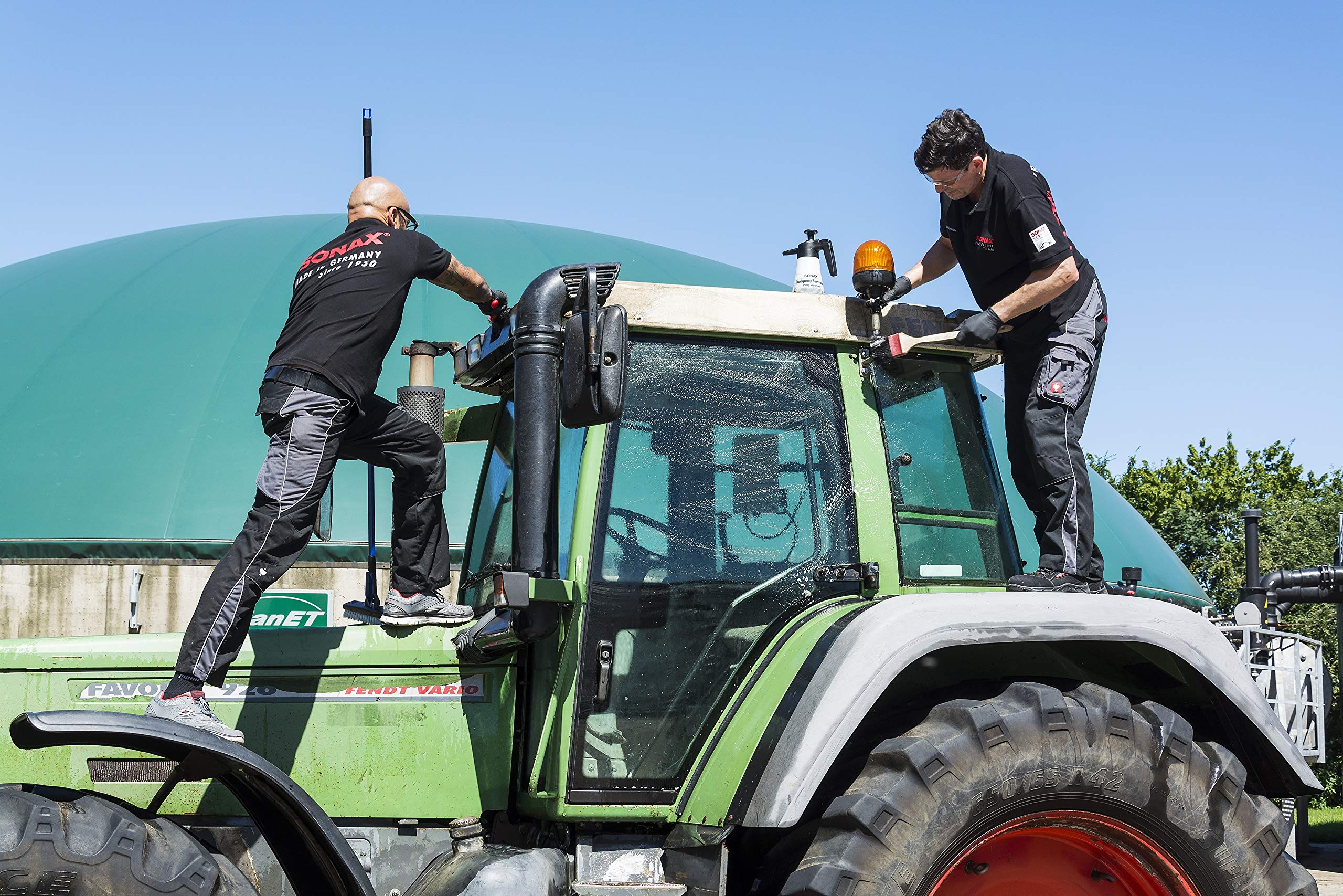 SONAX Detergente alcalino per agricoltura (5 L) pulizia profonda di macchine agricole, formula concentrata, contro lo sporco ostinato | Art. 07265000