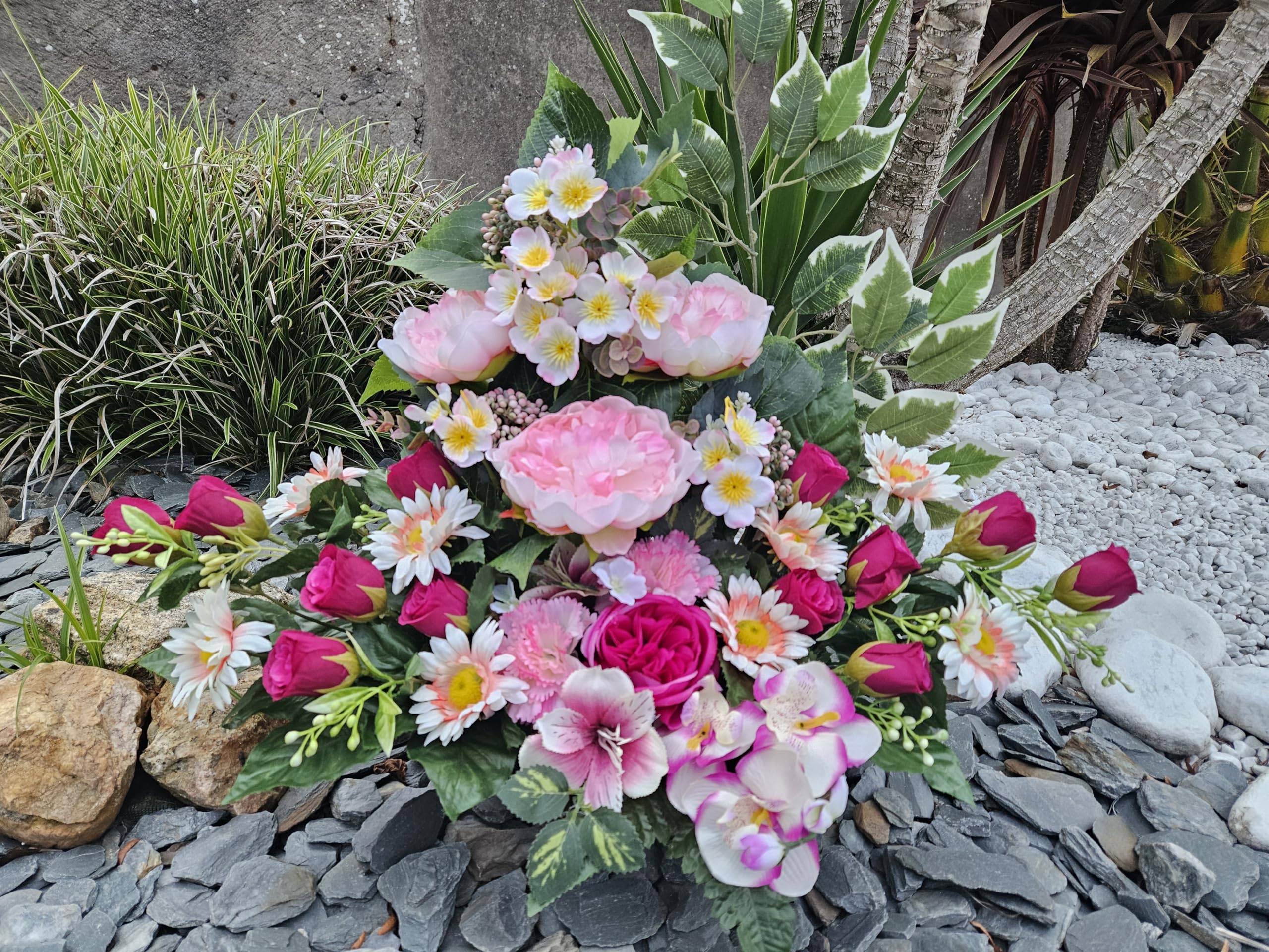Composition de Fleurs Artificielles Lesté Totalement Ciment pour Une Parfaite Tenue à L' extérieur. Réalisé par Nos Soins. Fleurs de Qualité. Dimension - Haut/44cm - Largeur/44cm