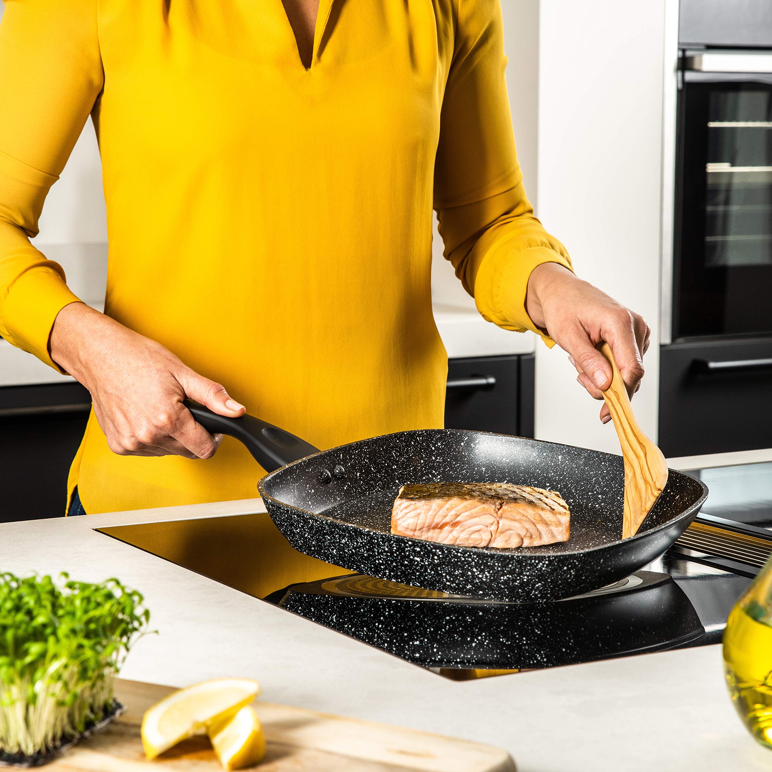 Westinghouse - Parrilla antiadherente para cocina de gas y cerámica, diámetro de 28 cm, color mármol negro