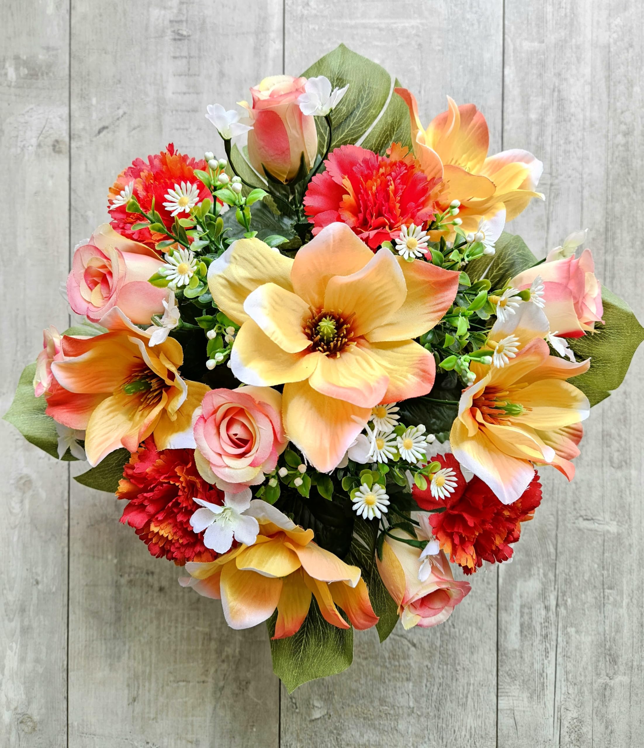 Composition de Fleurs Artificielles Lesté Ciment pour Une Parfaite Tenue à L' Extérieur Vu Son Poids et Son Pot en Forme de Charlotte. Réalisé par nos Soins, Fleurs de Qualité.
