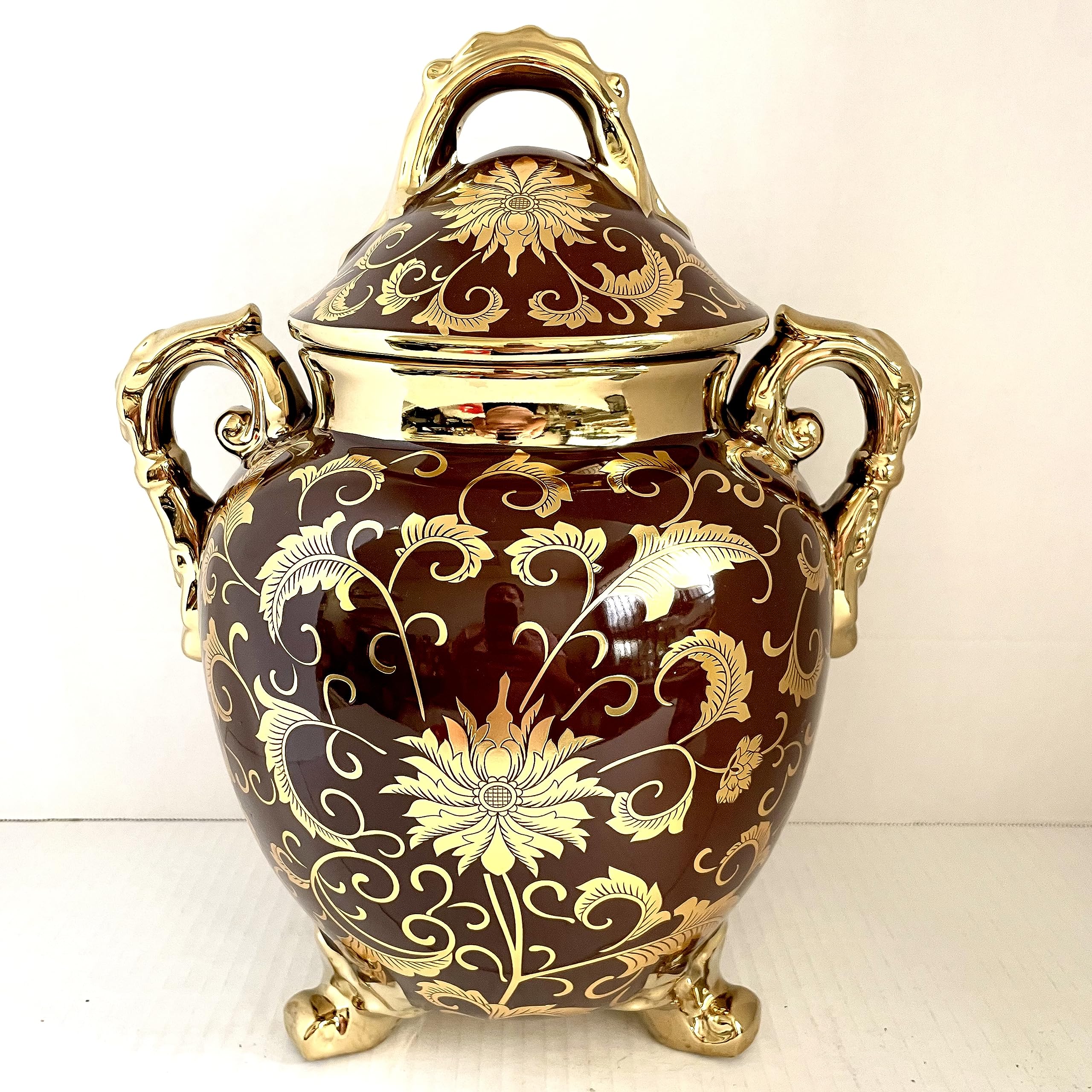 Sopera para Oya marron con acentos dorados./ OyaTureen with golden accents.…