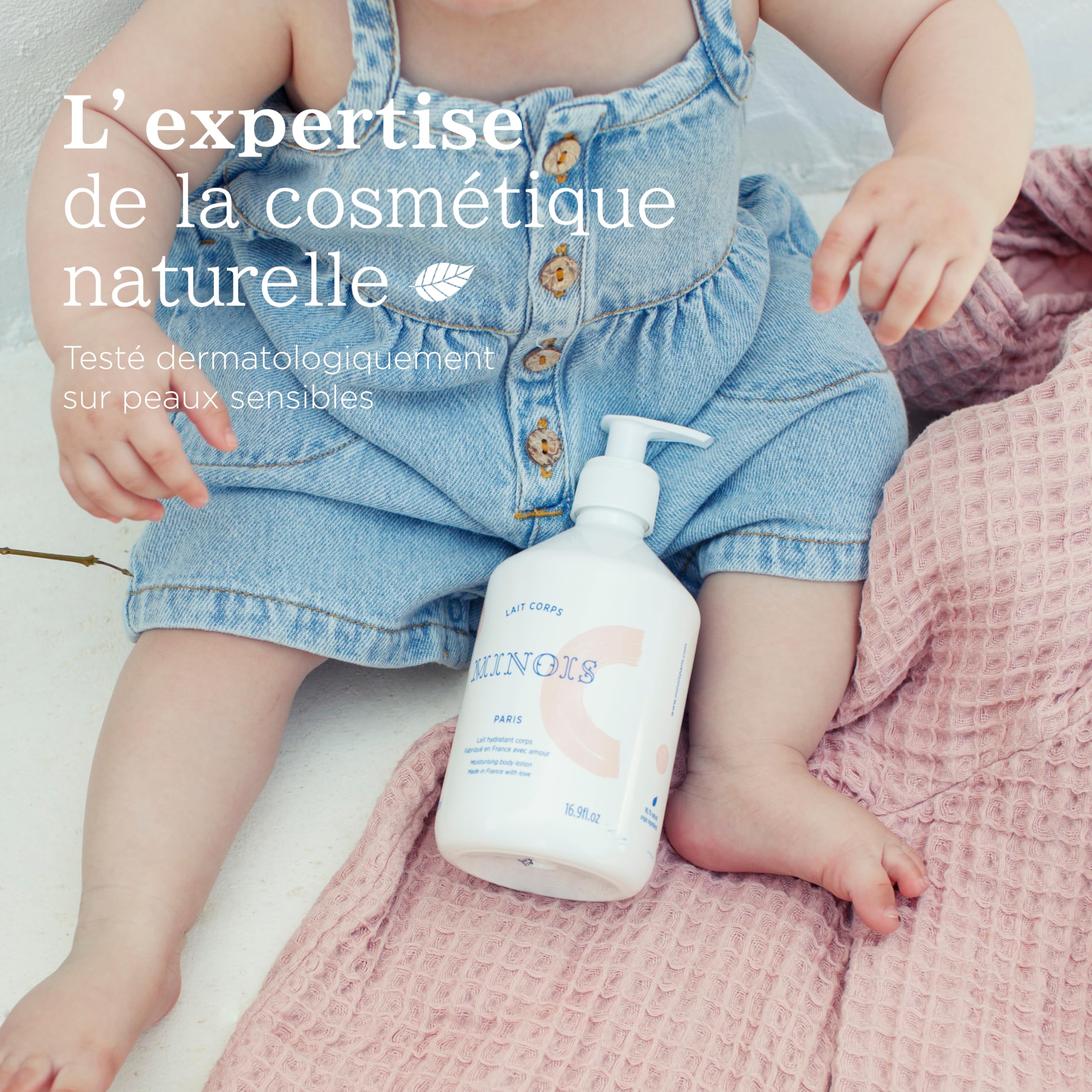 Minois Paris - Lait Corps Hydratant Bébé Format Familial - Nourrit, Protège, Non Gras - Propriétés Adoucissantes et Apaisantes - 98,7 % D'ingrédients D'origine Naturelle - Made in France - 500ML