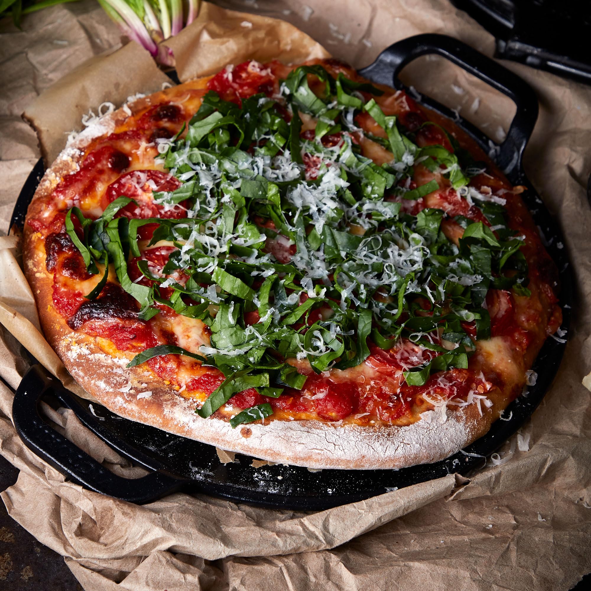 Victoria Teglia per Pizza Ghisa Smaltata, Induzione Piastra per Grigliare 25cm con Manici per Fuoco, Barbecue, Forno, Vetroceramica, Gas, Comal Priva di Sostanze Tossiche e senza PTFE