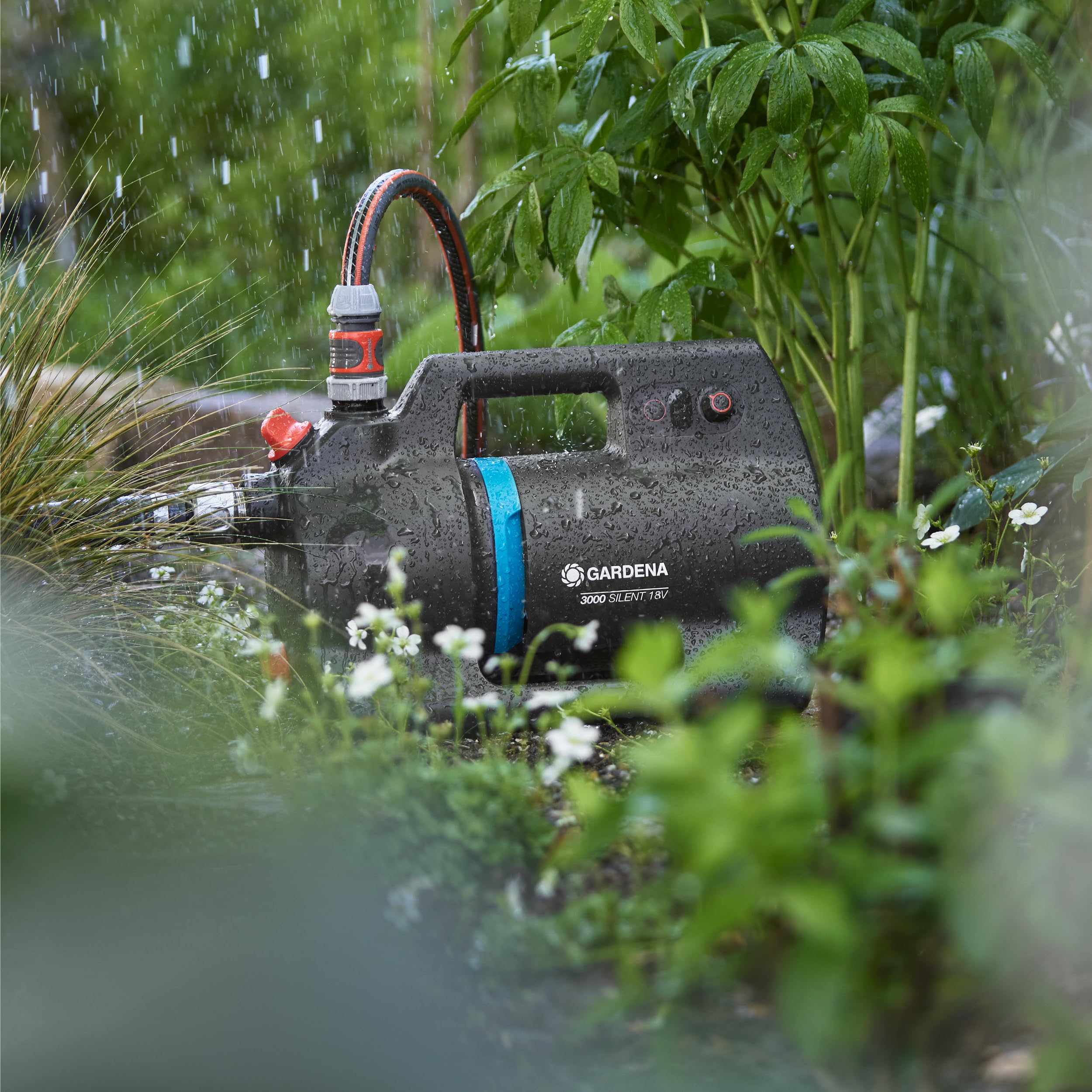 Gardena Pompa Da Giardino A Batteria 3000 Silent 18V P4A Solo: Potente, Funzionamento silenzioso, Scocca resistente alla pioggia e ai raggi UV, Protezione dal funzionamento a secco (14610-55)