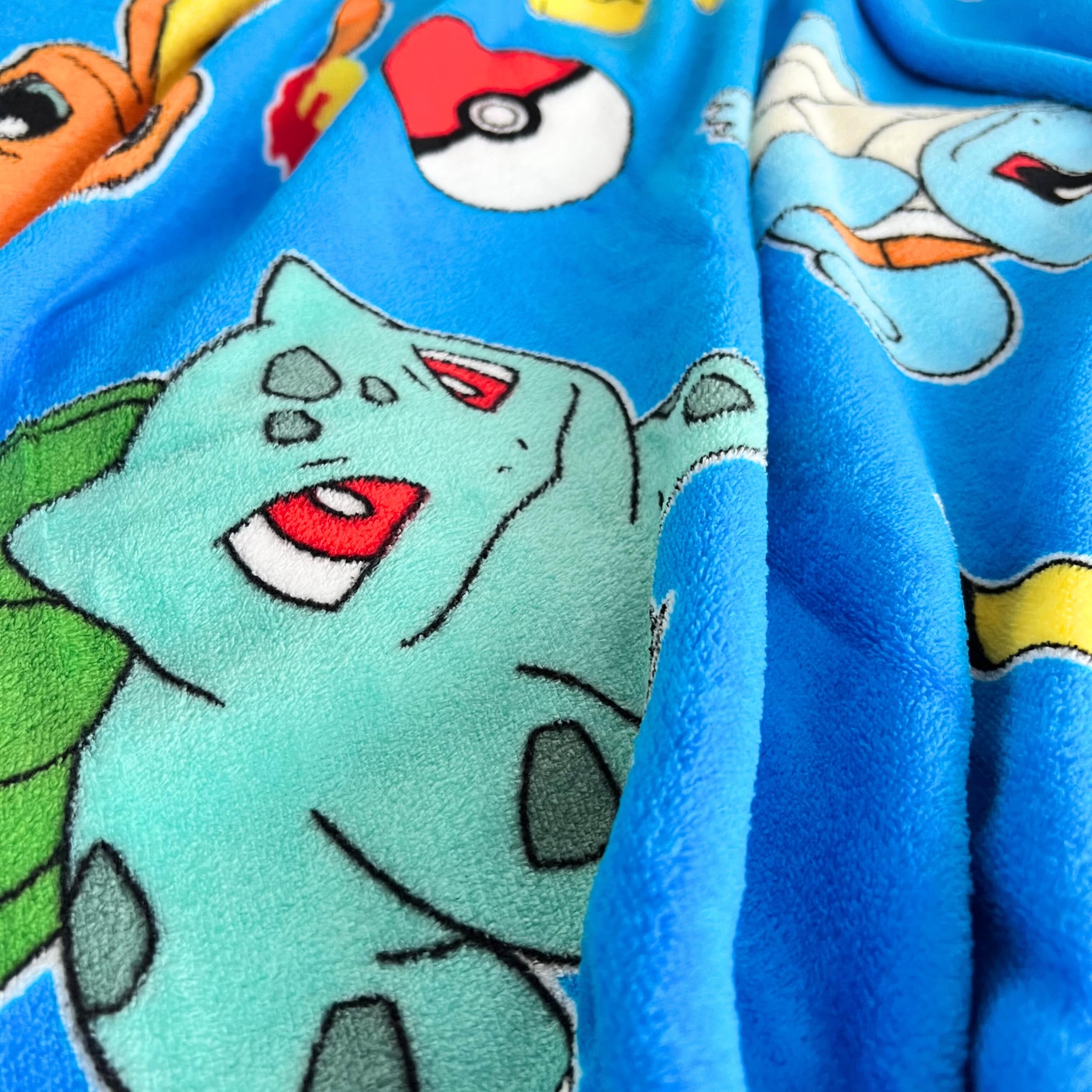 Pokémon - Couverture polaire - 130 x 170 cm - Licence officielle - Douce et moelleuse - Certifié Öko-Tex - Facile d'entretien et durable - Idée cadeau pour enfants et adultes - Pikachu & Friends