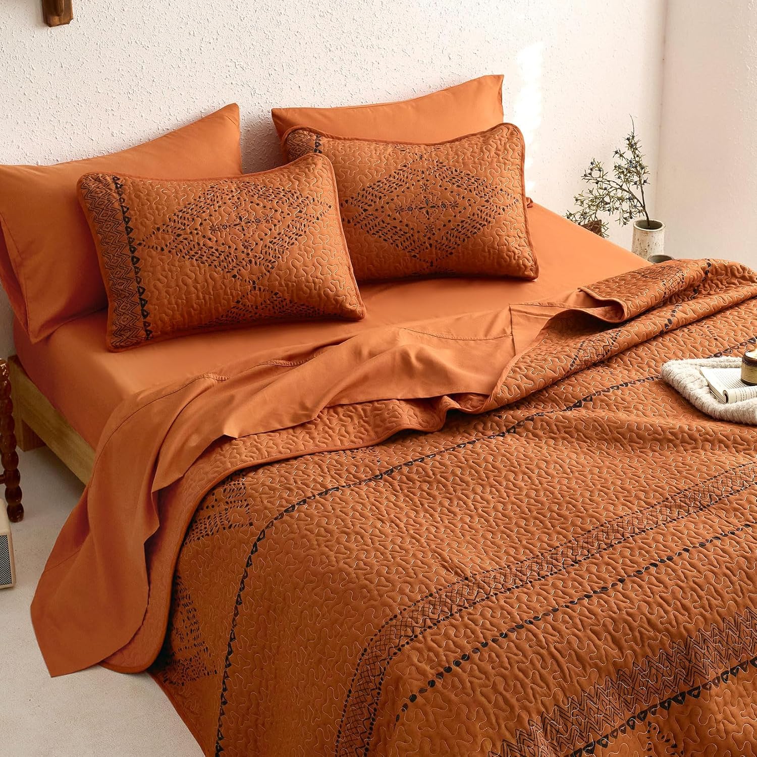 Wake In Cloud - Western Quilt Set, Southwestern Aztec Boho Chic Rustic Farmhouse Pattern, Reversible Lightweight Bedspread Coverlet, 3 Pieces, Burnt Orange, King Size