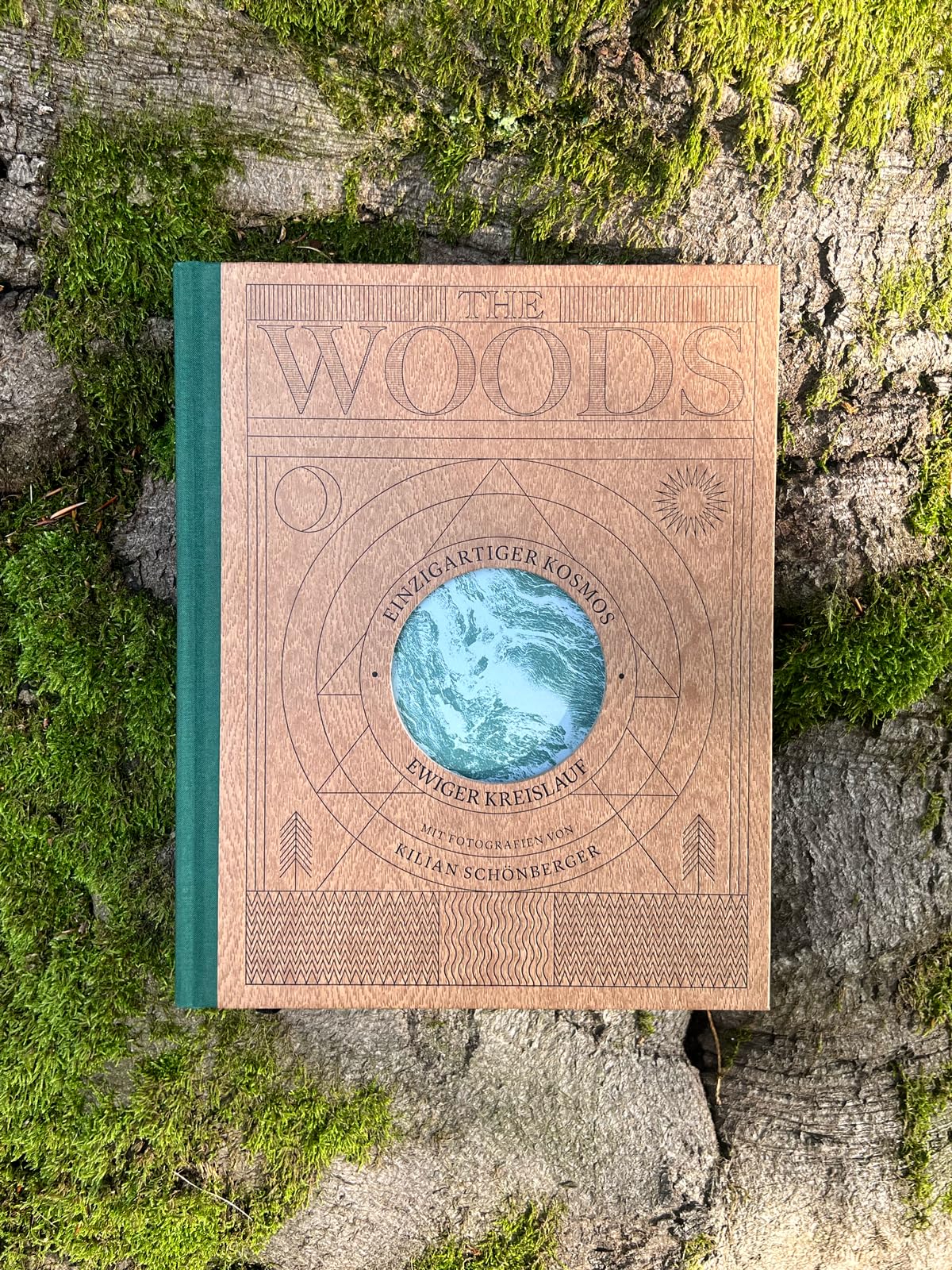 THE WOODS: Einzigartiger Kosmos - Ewiger Kreislauf: wunderschöner Bildband mit Holzcover, Waldwissen und Inspiration - ein ganz besonderes Geschenk