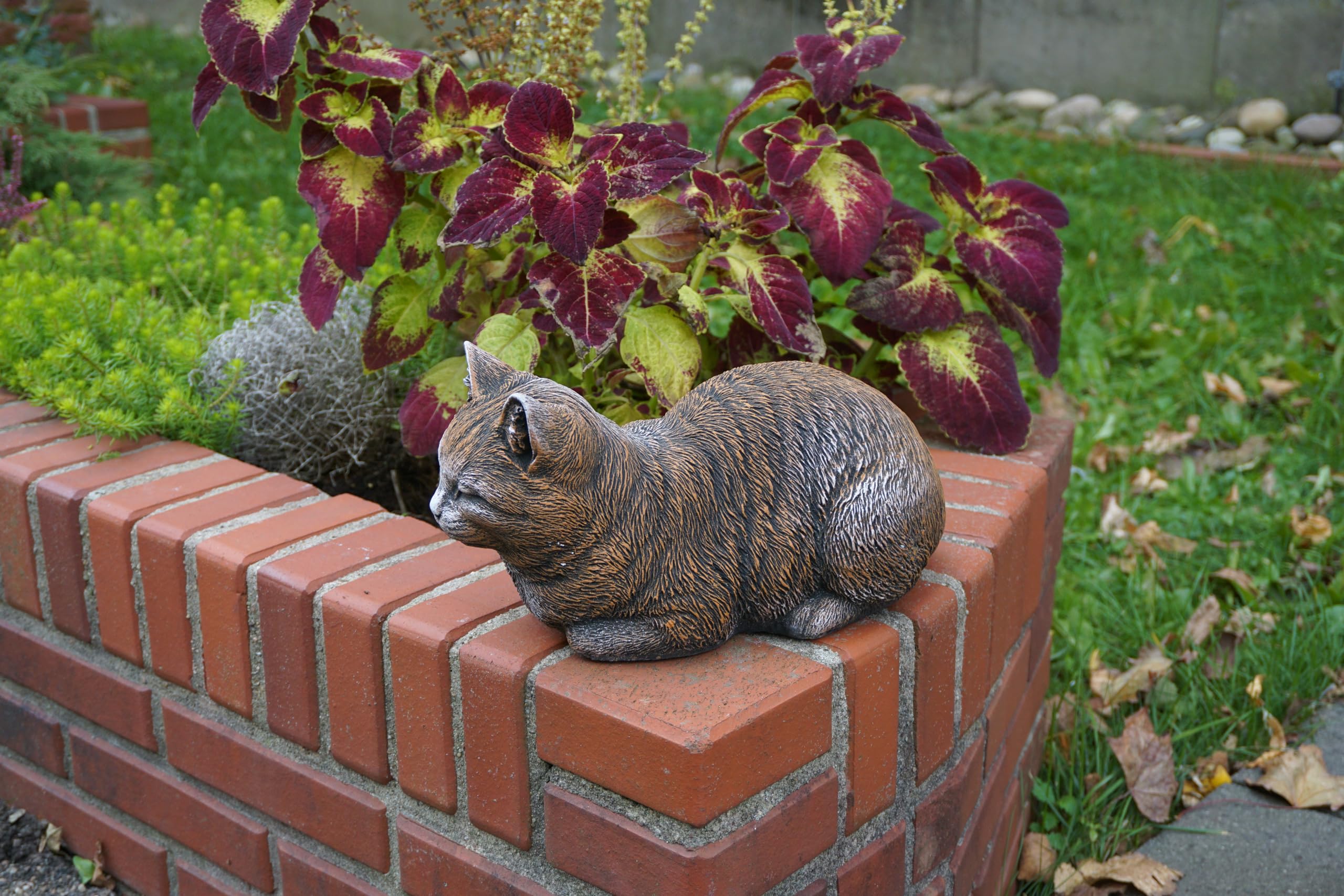 gartendekoparadies.de Masywna kamienna figurka kota, wysokość 17 cm, 35 x 20 cm, 9 kg, z odlewu kamiennego, odporna na mróz, do użytku wewnątrz i na zewnątrz (brązowa)