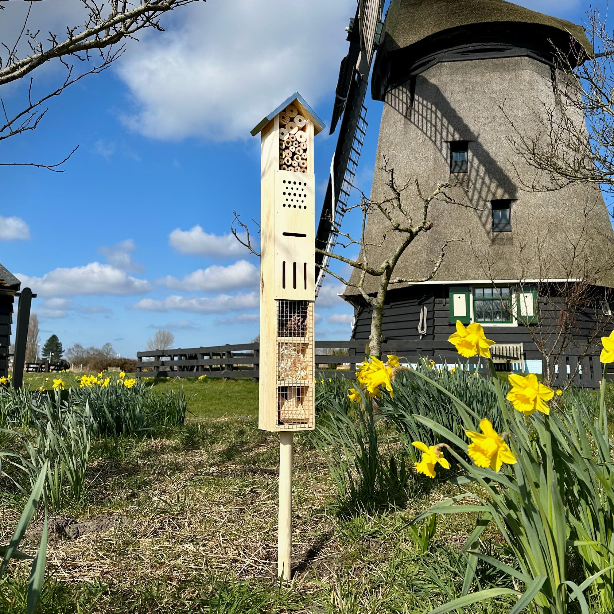GARTENETAGE Freistehendes Insektenhotel aus Holz mit Erdspieß – Ideal für Wildbienen, Schmetterlinge & Co – Wetterfest mit Bambusrohren, Tannenzapfen & Holzwolle – Fördert Bestäubung & Artenvielfalt