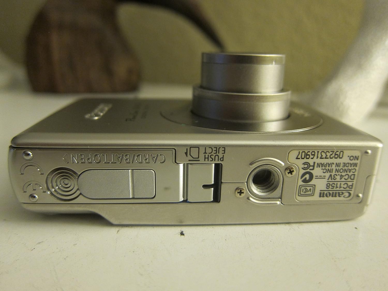 Metter il fondo a view of the Canon PowerShot SD450 showing the battery and SD card compartment.