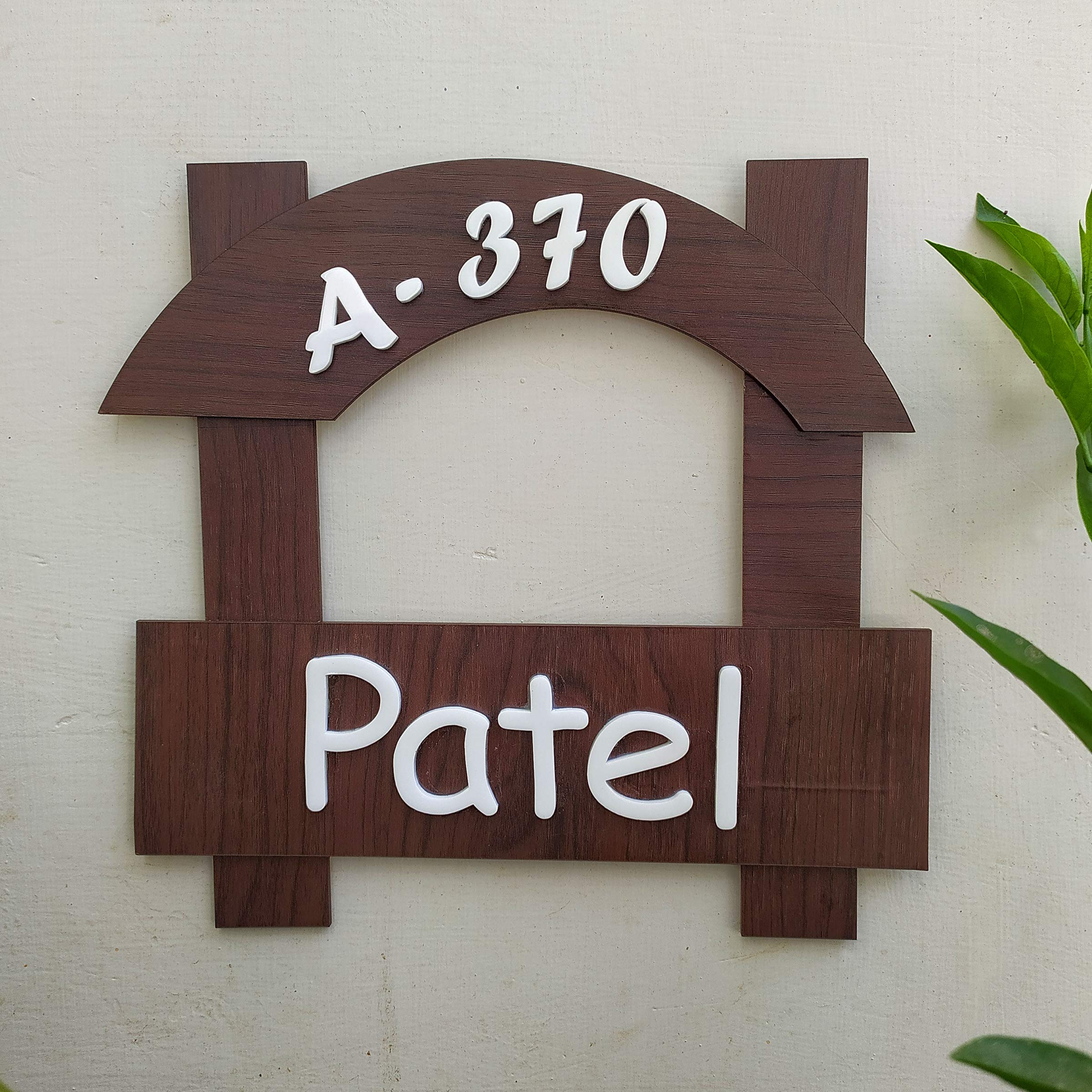 Plaque signalétique en bois personnalisée pour accueillir vos invités avec sourire