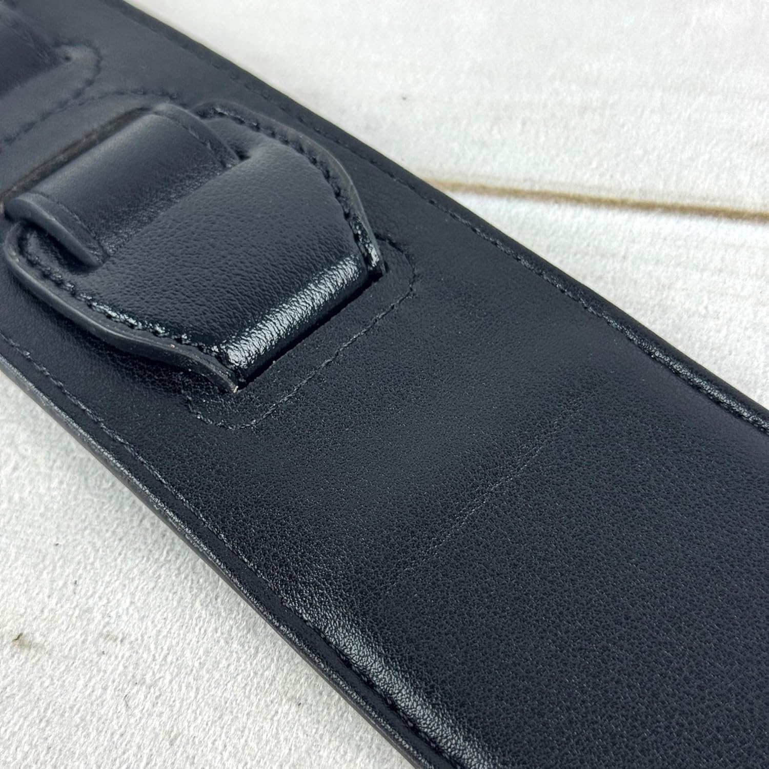 Walker & Williams CVG-WL-B Hand Carved Black And Tan Howling Timber Wolf On Black Leather Guitar Strap