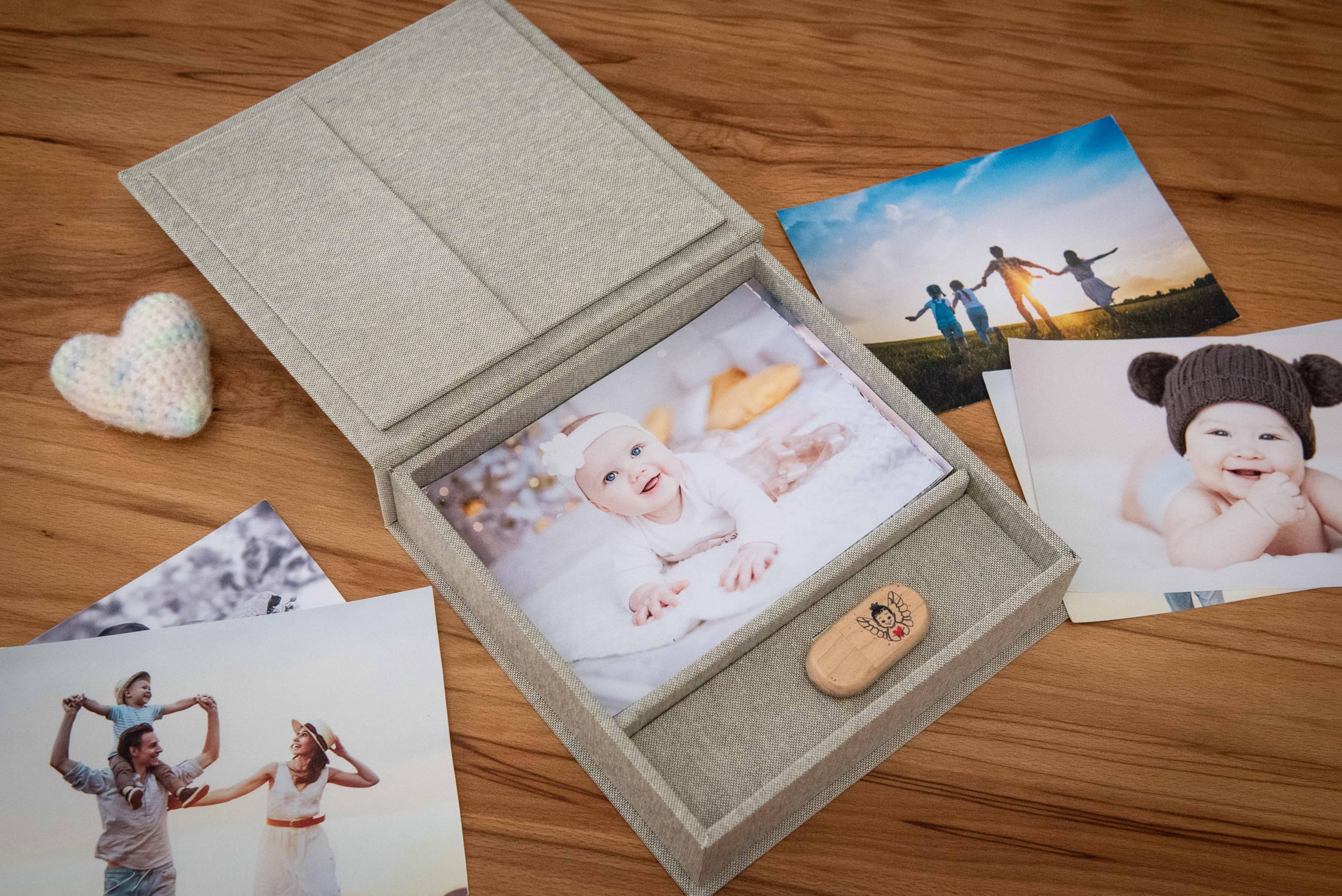 Elegant Erinnerungsbox, Foto-Box mit USB Slot. Geschenkbox für USB-Sticks und Fotoabzüge 10x15cm. Aufbewahrungsbox Hochzeitsbox, Fotogeschenk, 18x18 cm (Grau)