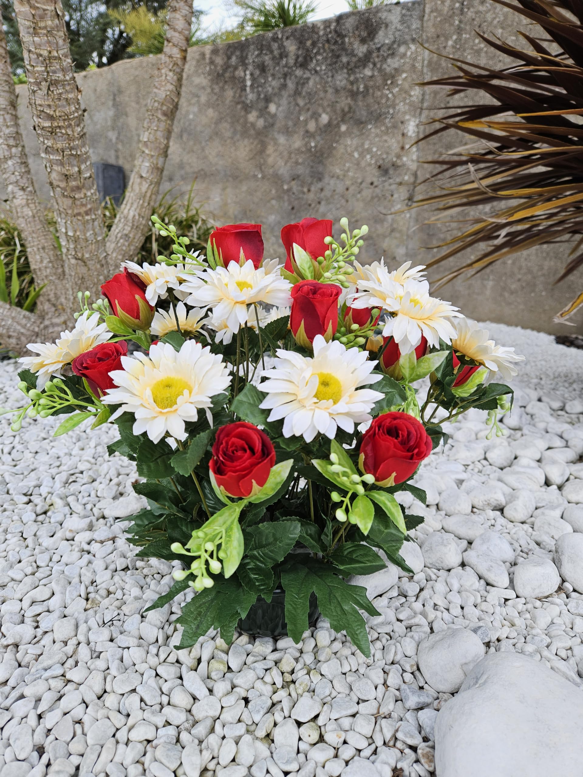 Composition De Fleurs Artificielles Lesté Ciment pour Une Parfaite Tenue à L' Extérieur. Réalisé par Nos Soins, Les Fleurs sont Aussi de Très Bonne Tenue et Qualité.