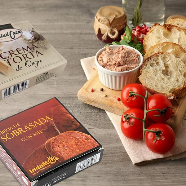 UNIVERSO GOURMET UNIVERSO GOURMET | Gourmet Gift Basket | Tempranillo Red Wine 75cl + Iberian Patés and Creams 70g | Artisan Scolding | Spanish Delicatessen to Taste or Surprise | Christmas Basket in use