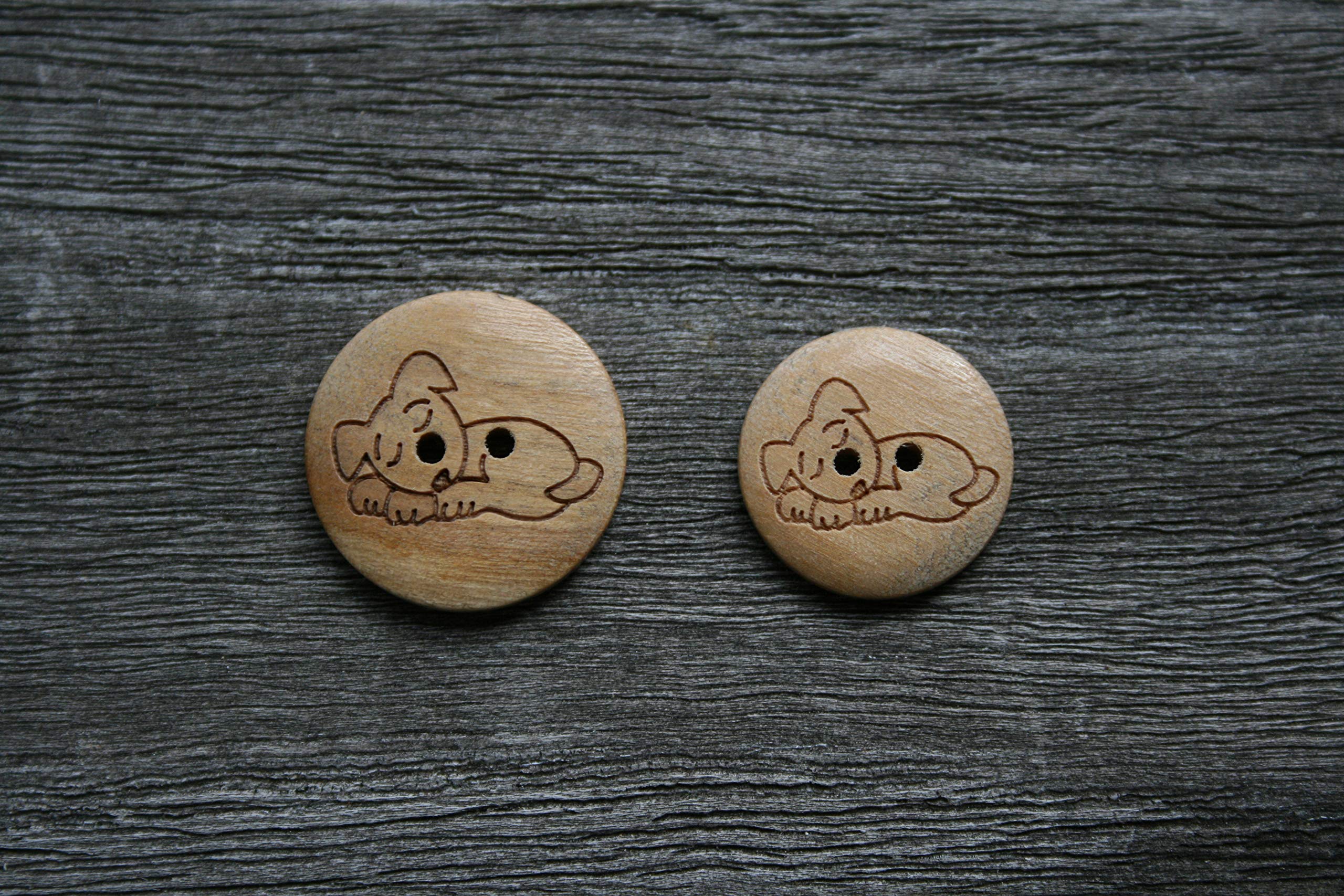 Graziosi bottoni in legno a 2 fori, con motivo trattore, in vero legno di oliva, 15 mm o 17 mm (10 pezzi) (17 mm