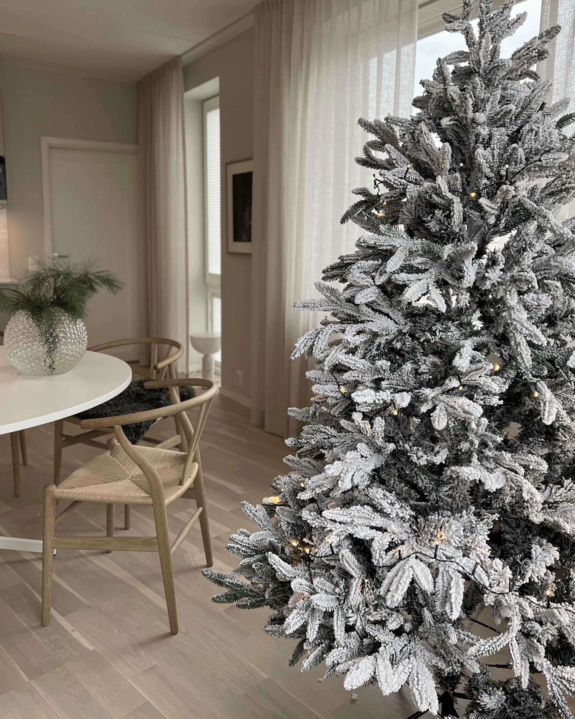 Sapin de Noël Artificiel Effet Neige 180 cm Aspect Naturel et Réaliste Parfait pour Tout Intérieur de Fêtes Beliani