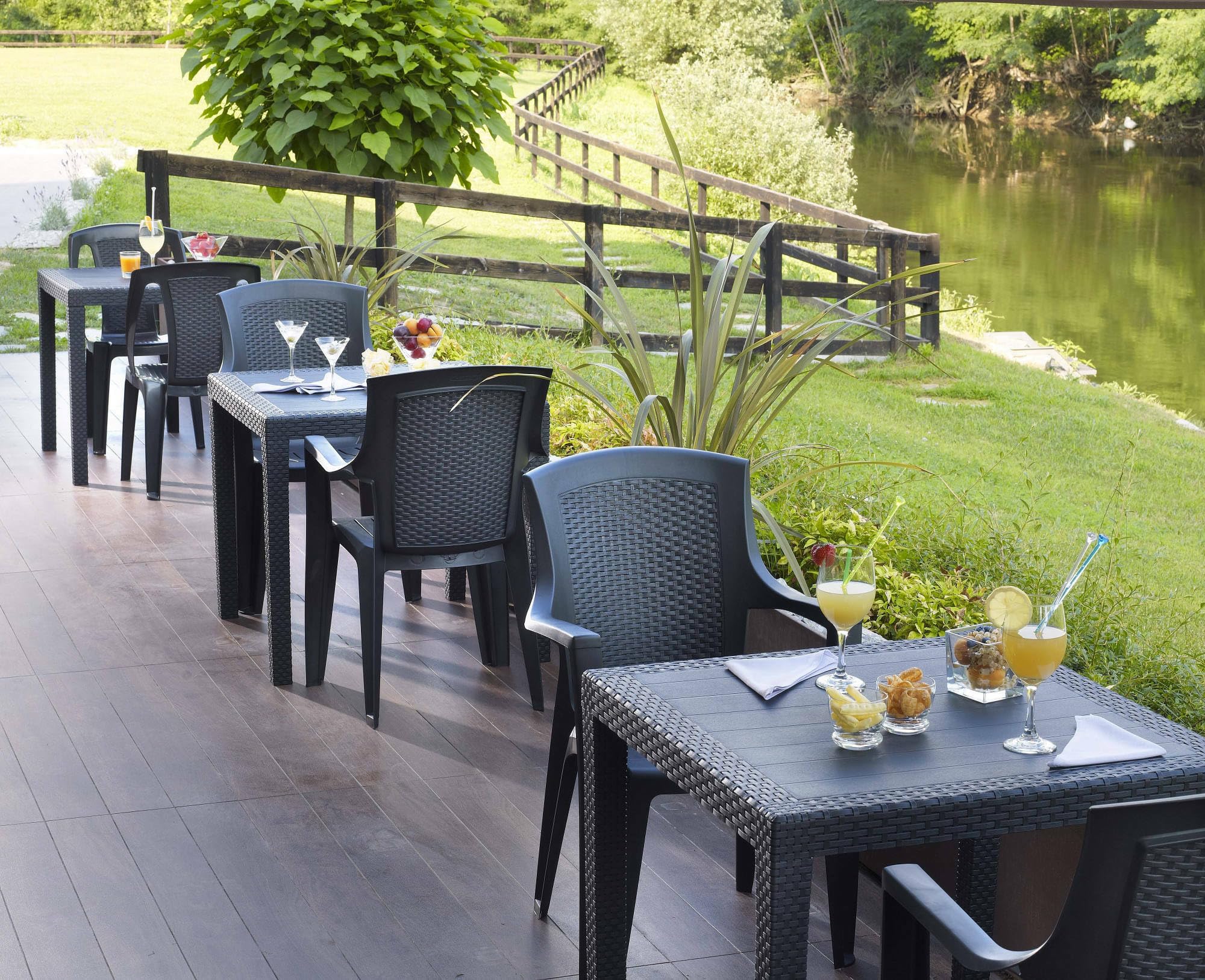 Dmora - Table d'extérieur Agrigento, Table de jardin carrée, Table basse fixe effet rotin, 100% Made in Italy, Cm 80x80h72, Anthracite
