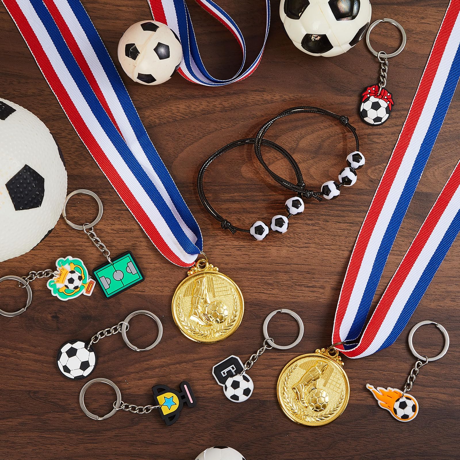 Juego de 36 piezas de premios deportivos de fútbol, medallas, pulseras de trofeos y llaveros para regalos de recompensa de equipo, premios de competencia, juegos de fútbol y recuerdos de 7