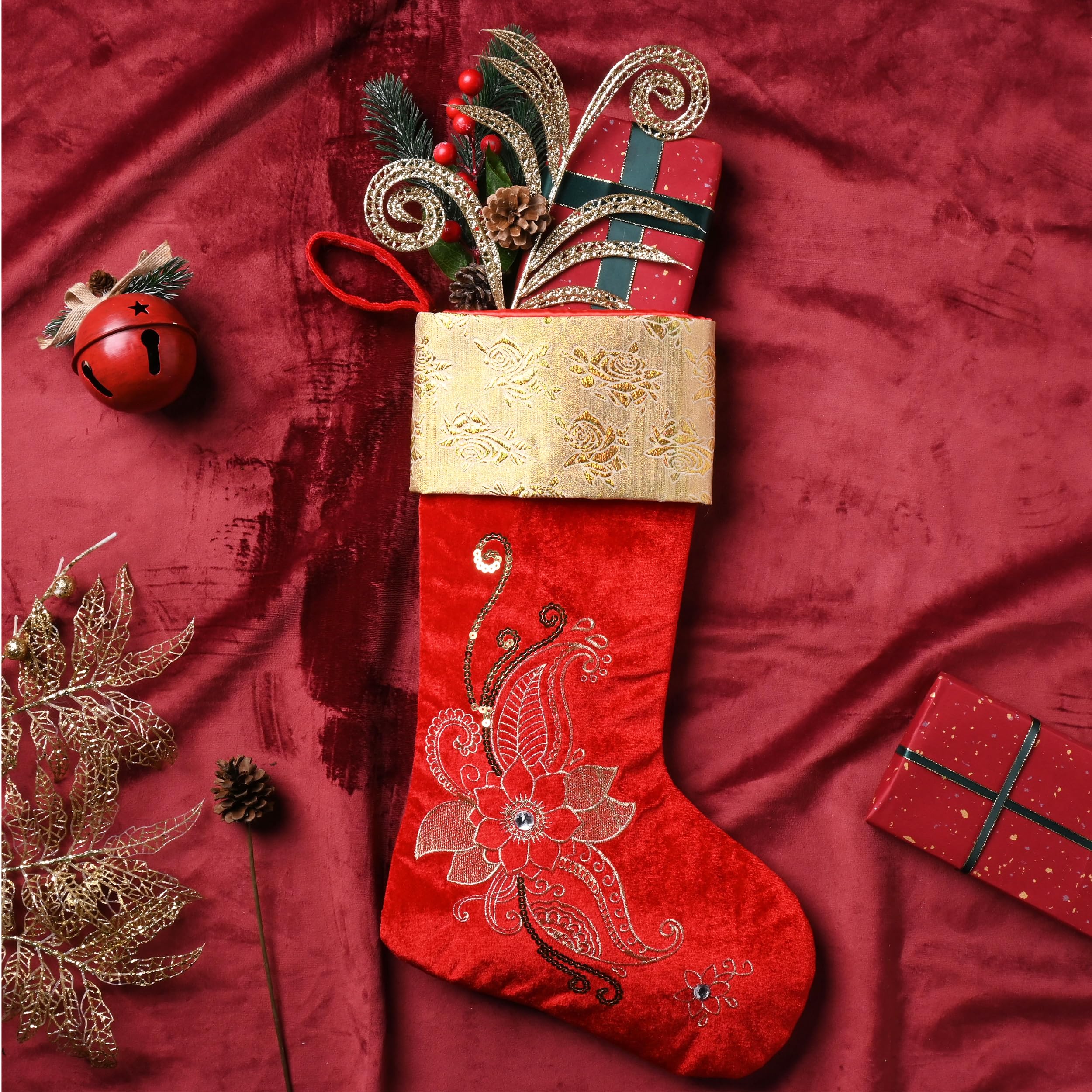 Valery Madelyn Lot de 2 chaussettes de Noël pour cadeaux et décorations de Noël, tissu de 53,3 cm, fleurs rouges et dorées brodées en peluche, ornement personnalisé à suspendre pour cheminée