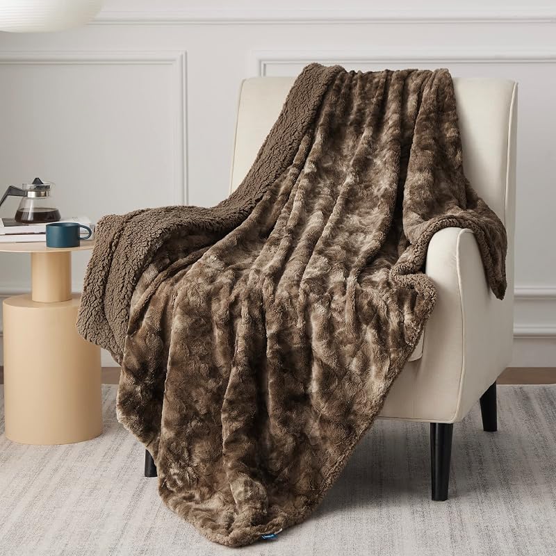 Bedsure GentleSoft Sherpa - Manta mullida de tamaño doble, forro polar cálido y acogedor para regalo de mujer, manta navideña de felpa y piel sintética esponjosa para sofá, decoración de cama, diseño teñido anudado, marrón, 60 x 80 pulgadas