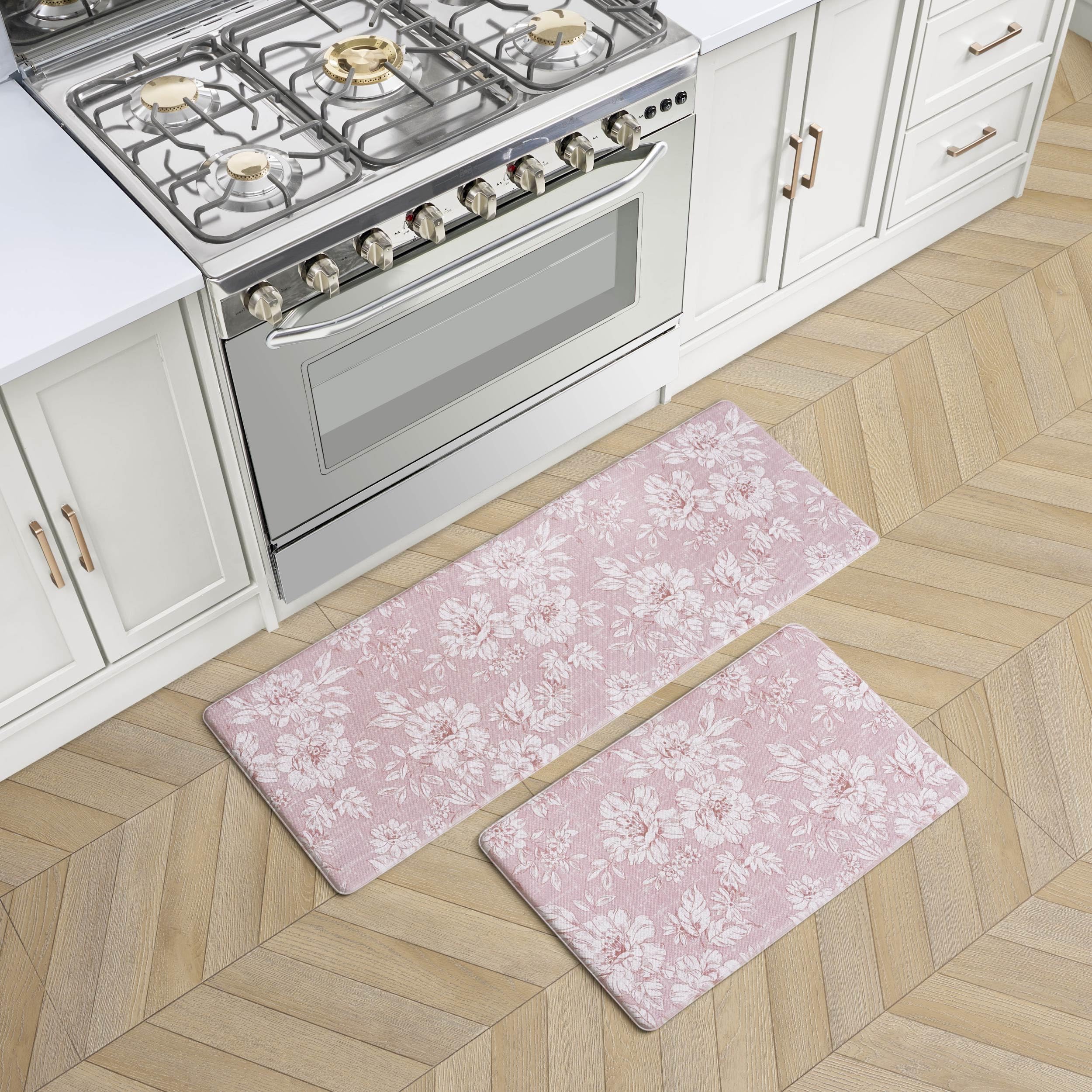 Soulagement debout avec le tapis de cuisine anti-fatigue rose Laura Ashley