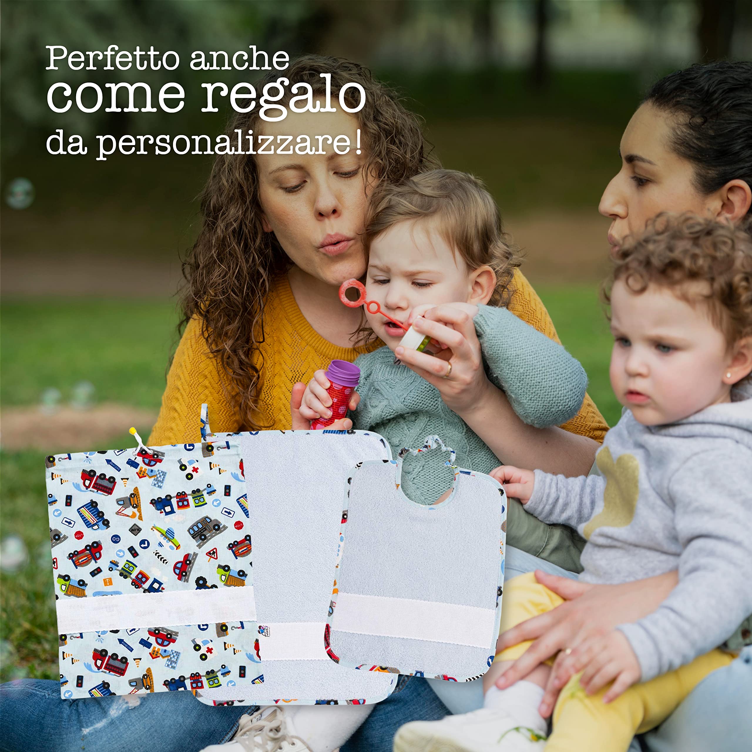 Filet - Set Asilo 3 Pezzi | Sacchetto, Bavaglino e Asciugamano in coordinato | Cotone e Spugna di alta qualità |Inserto in tela aida da ricamare | Stampa Macchinine su fondo azzurro