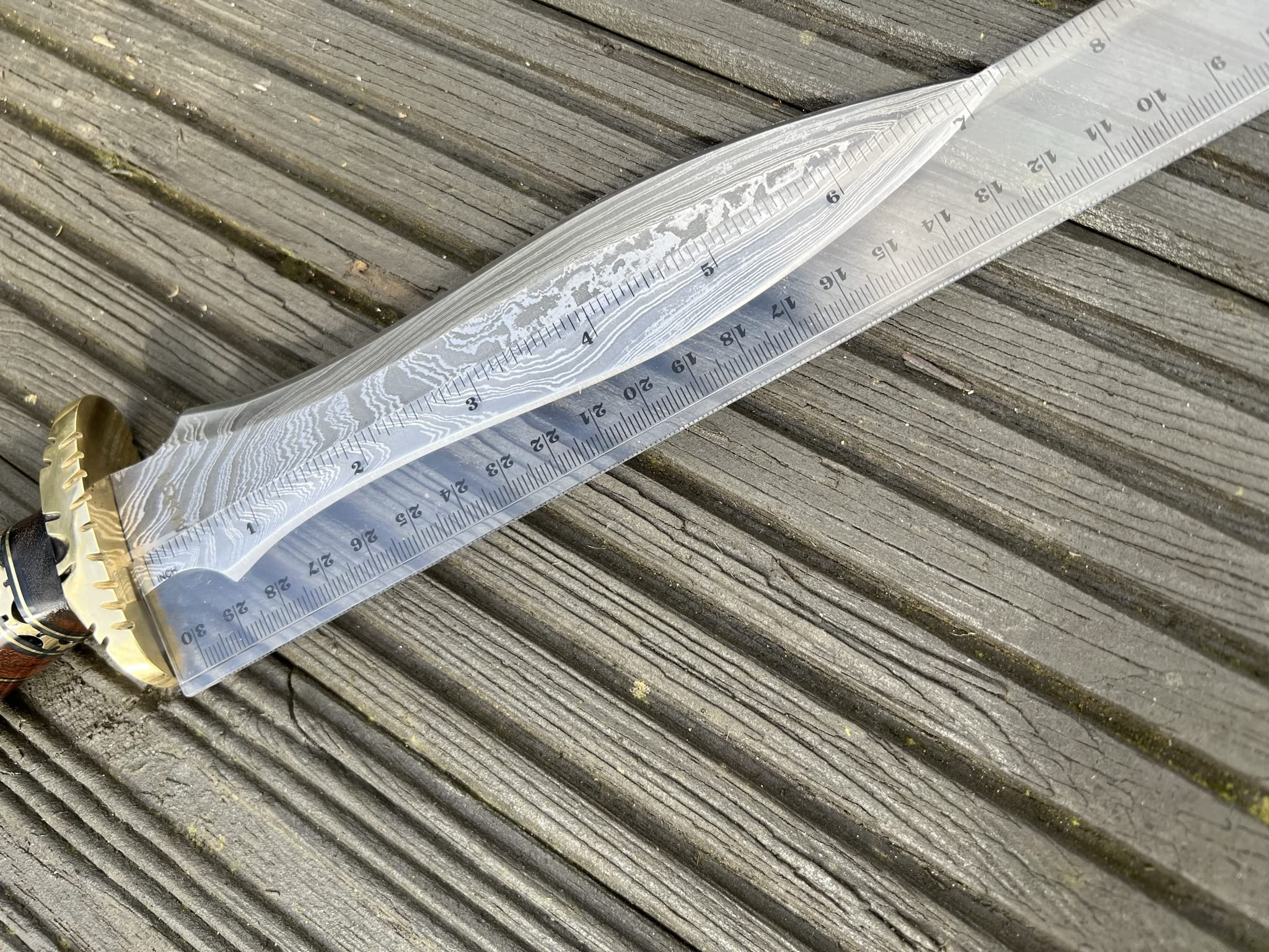 Perkin Damastmesser Jagdmesser mit Holzgriff, Handgeschmiedet, Damaststahl-Klinge, Messingbeschlag, Lederscheide