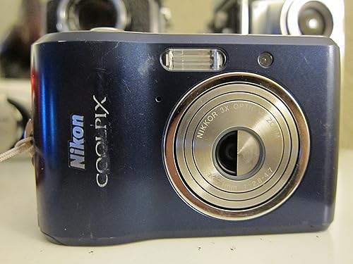 Nikon Coolpix L18 - Cámara digital de 8MP con zoom óptico 3x (azul marino)