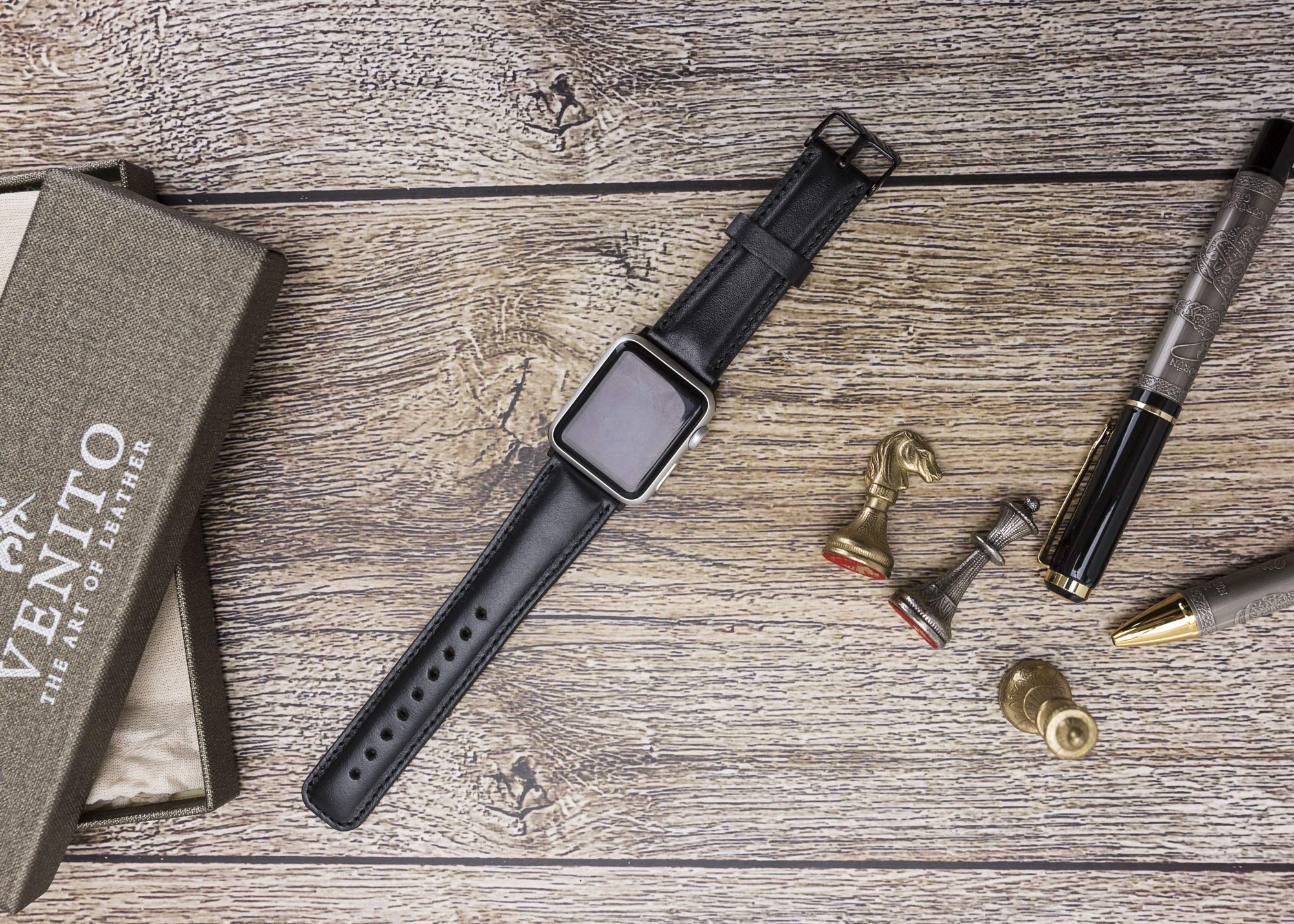 Venito Tuscany Bracelet de montre en cuir fait main compatible avec les montres Apple iWatch Série 5 ainsi que les séries 1, 2, 3, 4 42-44mm Noir rustique avec connecteur et fermoir noirs.