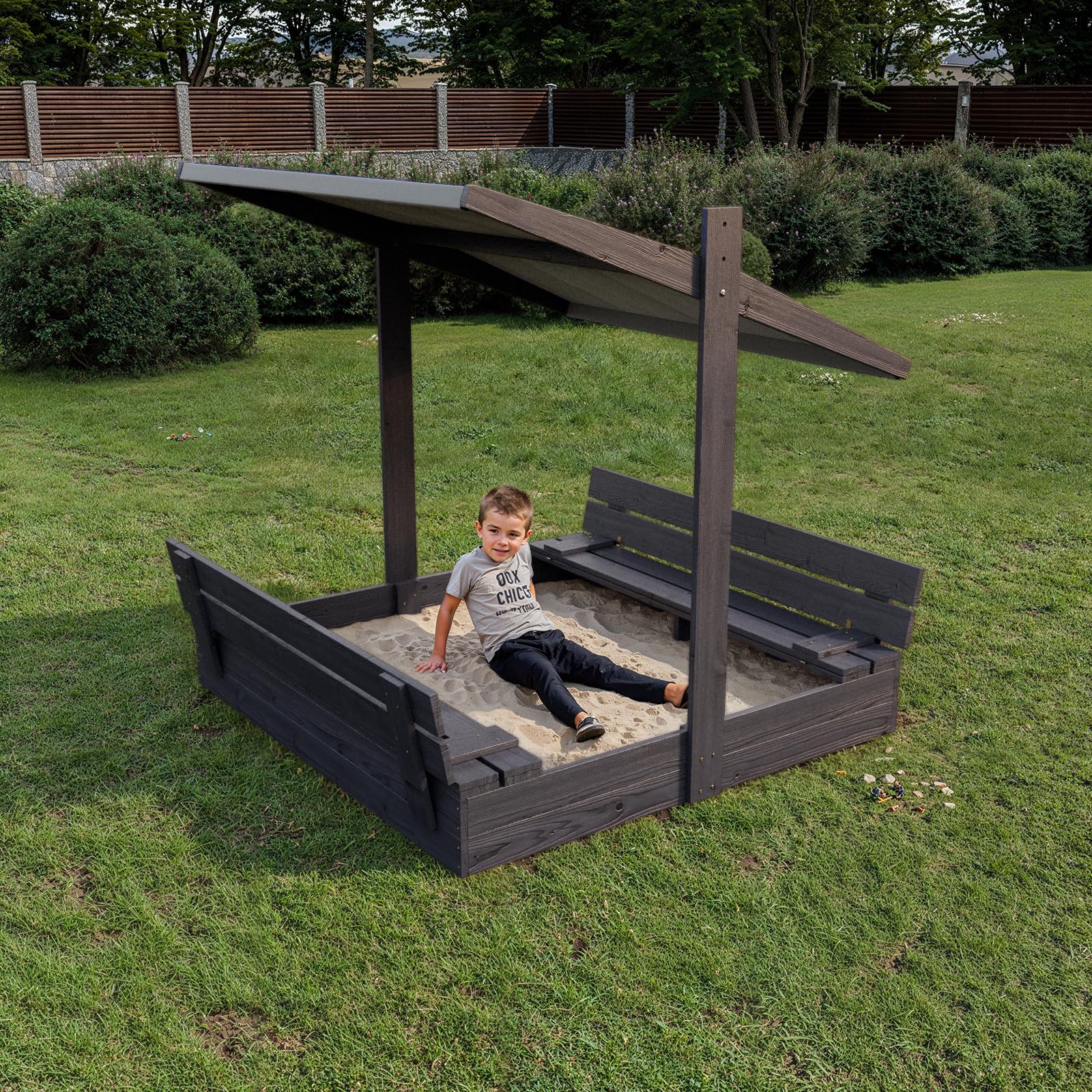 QLS Holz Sandkasten 120 cm mit Dach Sitzbank Abdeckung Anthrazit | Imprägnierte Holzkonstruktion mit grauem Dach Sitzbänken inkl Unkrautvlies Abdeckplane für 150 kg Sand